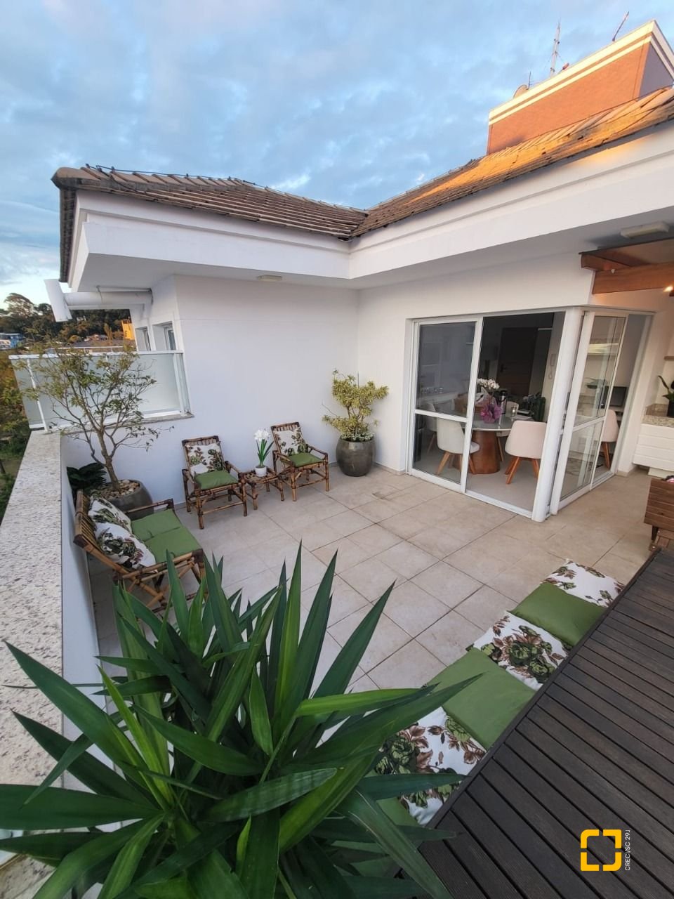 Apartamento com 145m², 3 quartos (sendo 1 suíte), 2 garagens, no bairro Cachoeira do Bom Jesus em Florianópolis