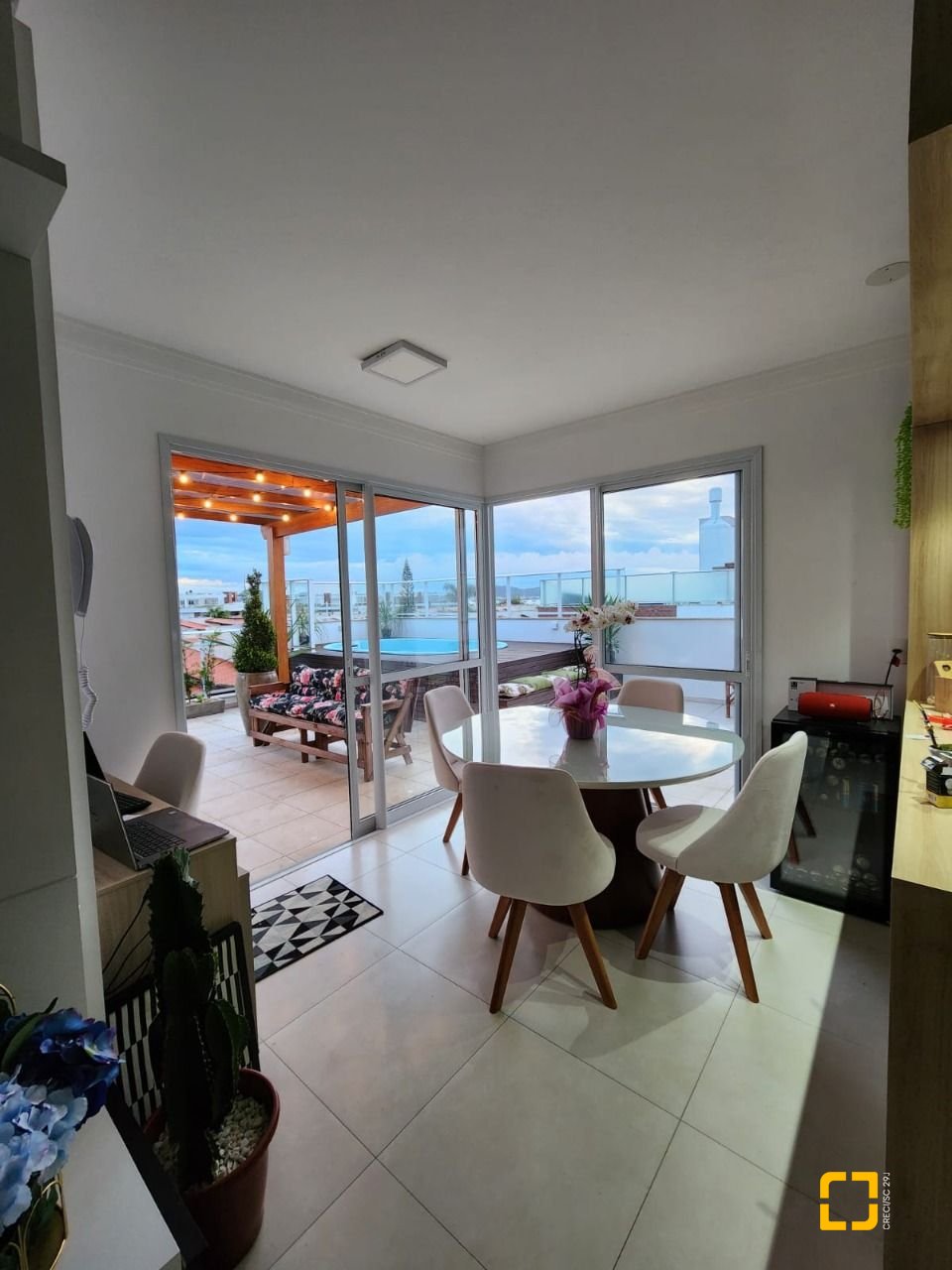 Apartamento com 145m², 3 quartos (sendo 1 suíte), 2 garagens, no bairro Cachoeira do Bom Jesus em Florianópolis