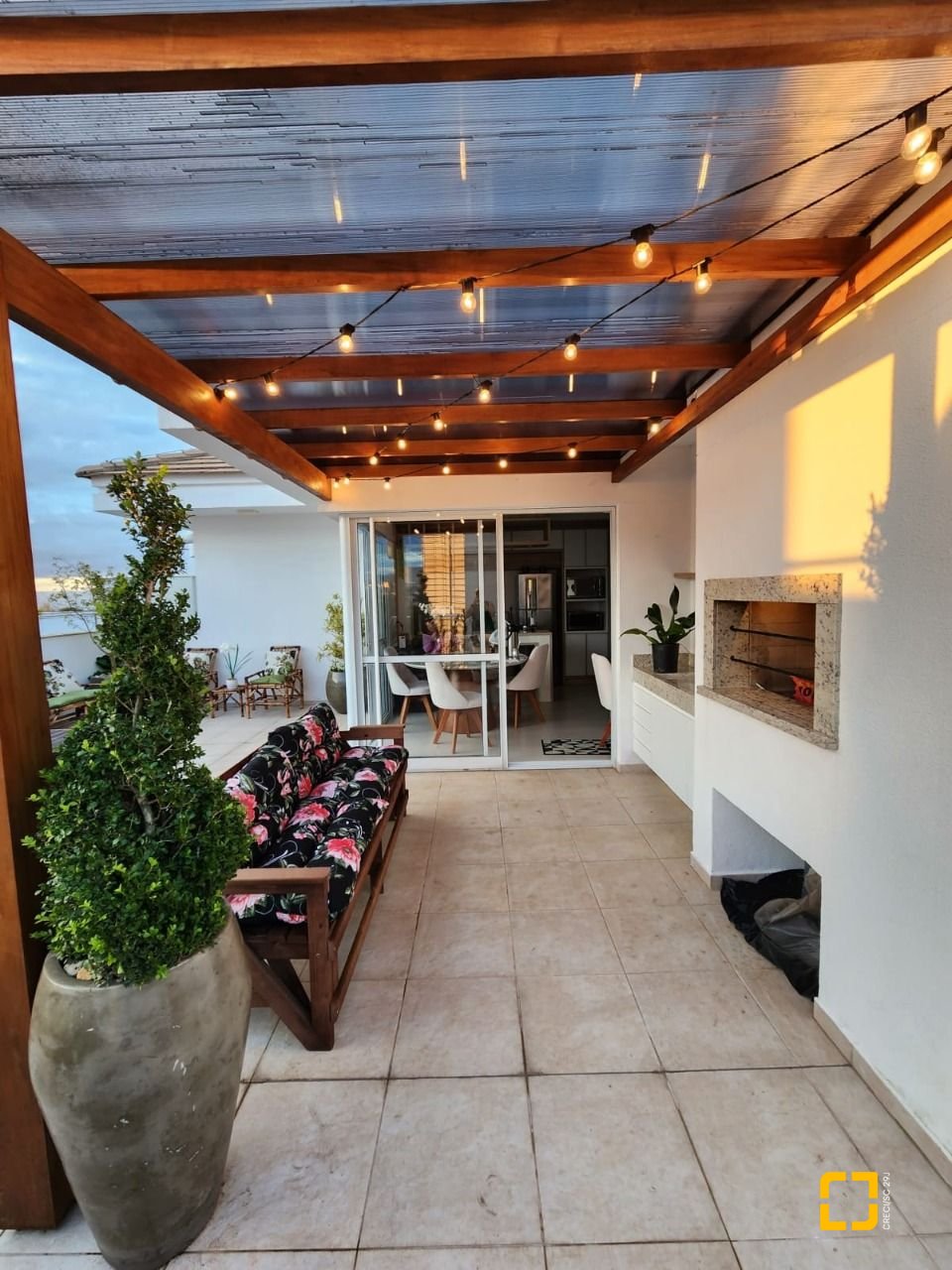 Apartamento com 145m², 3 quartos (sendo 1 suíte), 2 garagens, no bairro Cachoeira do Bom Jesus em Florianópolis