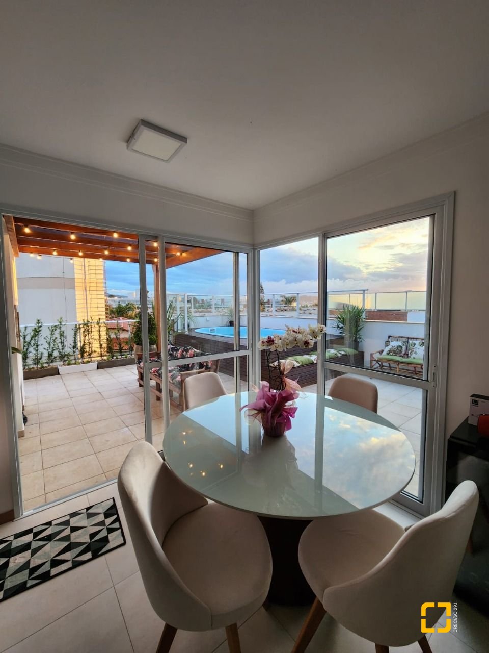 Apartamento com 145m², 3 quartos (sendo 1 suíte), 2 garagens, no bairro Cachoeira do Bom Jesus em Florianópolis
