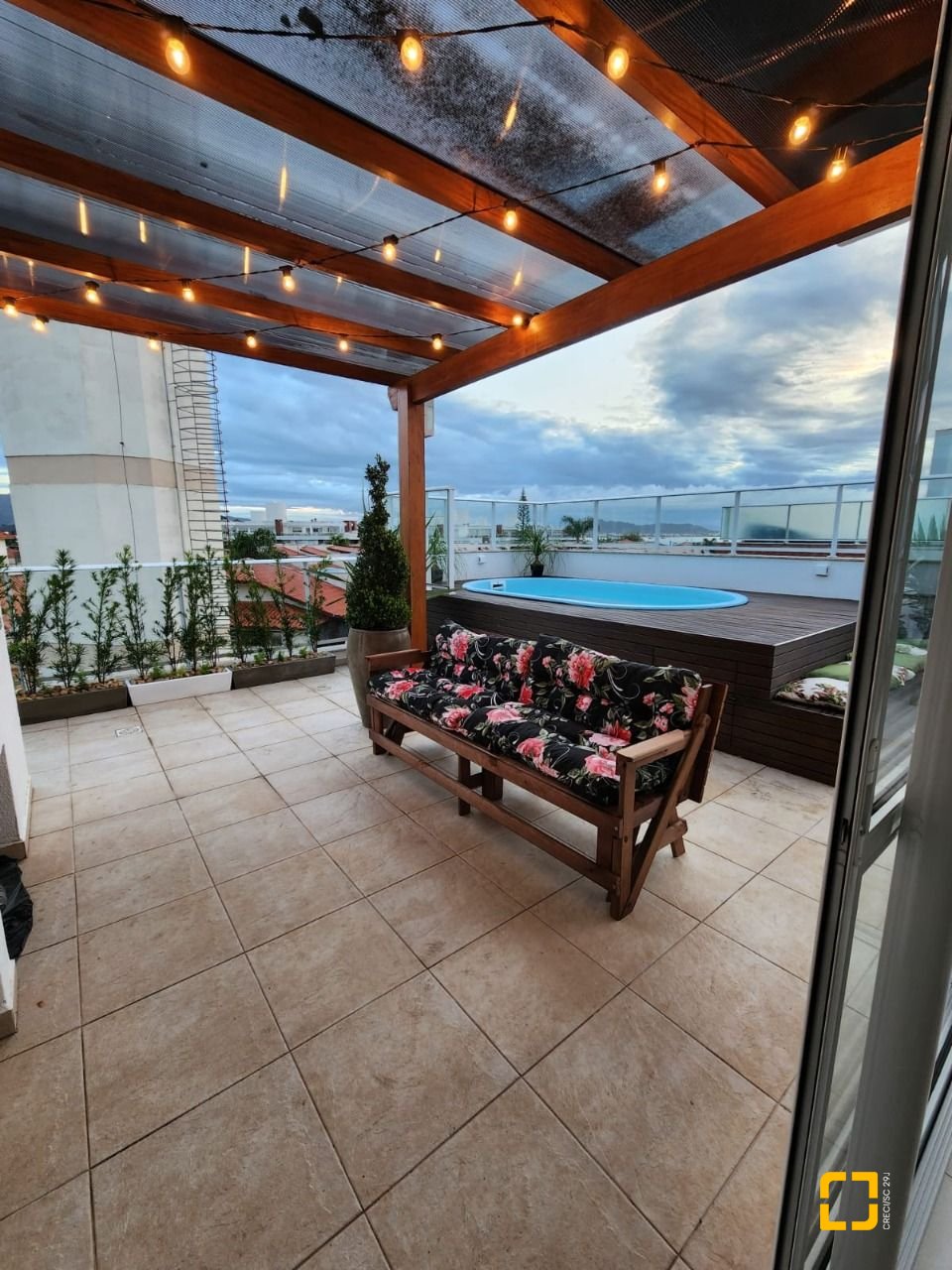 Apartamento com 145m², 3 quartos (sendo 1 suíte), 2 garagens, no bairro Cachoeira do Bom Jesus em Florianópolis