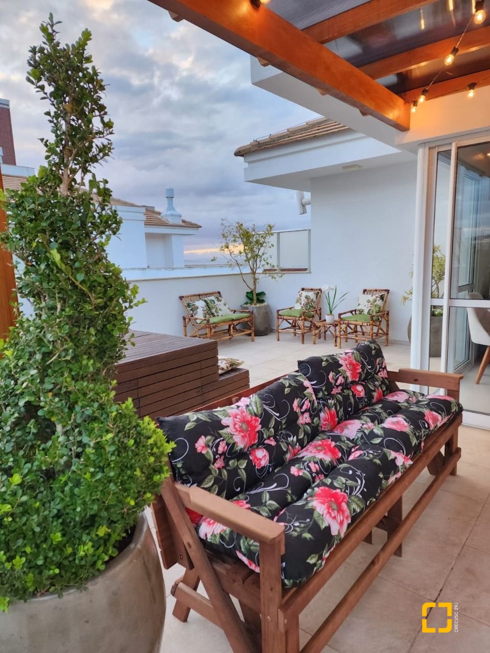 Apartamento com 145m², 3 quartos (sendo 1 suíte), 2 garagens, no bairro Cachoeira do Bom Jesus em Florianópolis