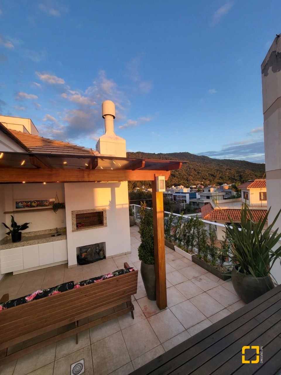Apartamento com 145m², 3 quartos (sendo 1 suíte), 2 garagens, no bairro Cachoeira do Bom Jesus em Florianópolis