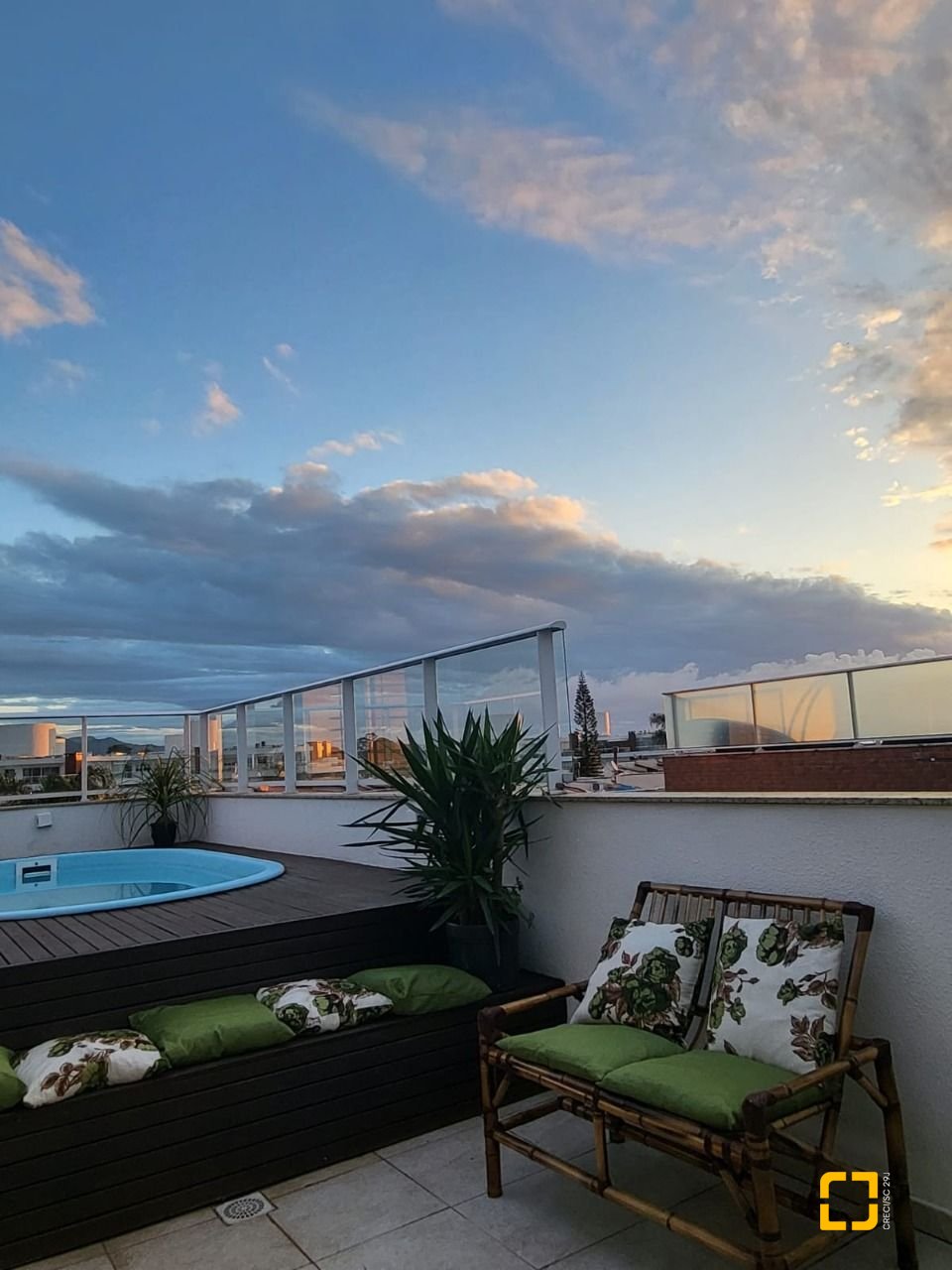 Apartamento com 145m², 3 quartos (sendo 1 suíte), 2 garagens, no bairro Cachoeira do Bom Jesus em Florianópolis
