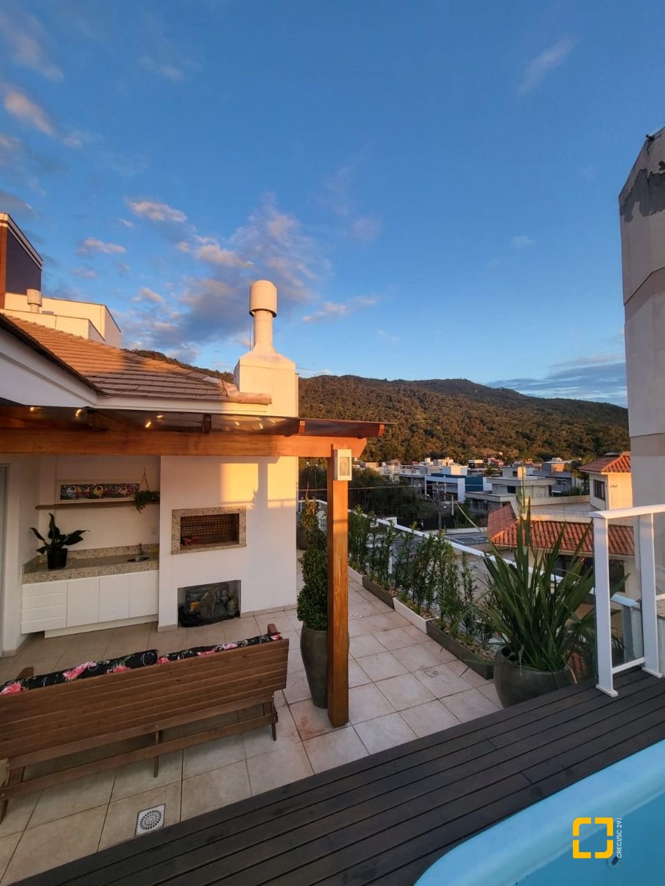 Apartamento com 145m², 3 quartos (sendo 1 suíte), 2 garagens, no bairro Cachoeira do Bom Jesus em Florianópolis