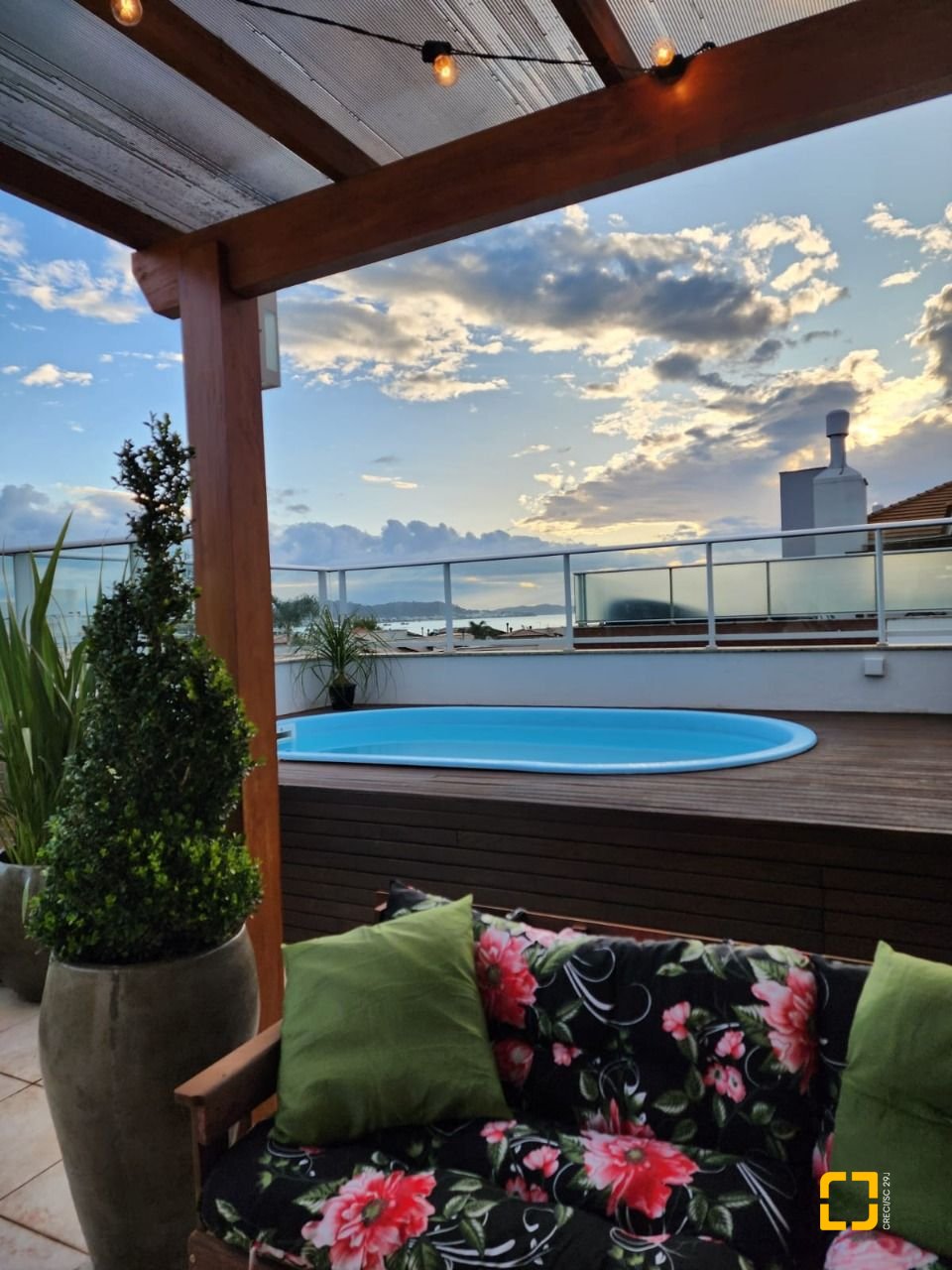 Apartamento com 145m², 3 quartos (sendo 1 suíte), 2 garagens, no bairro Cachoeira do Bom Jesus em Florianópolis