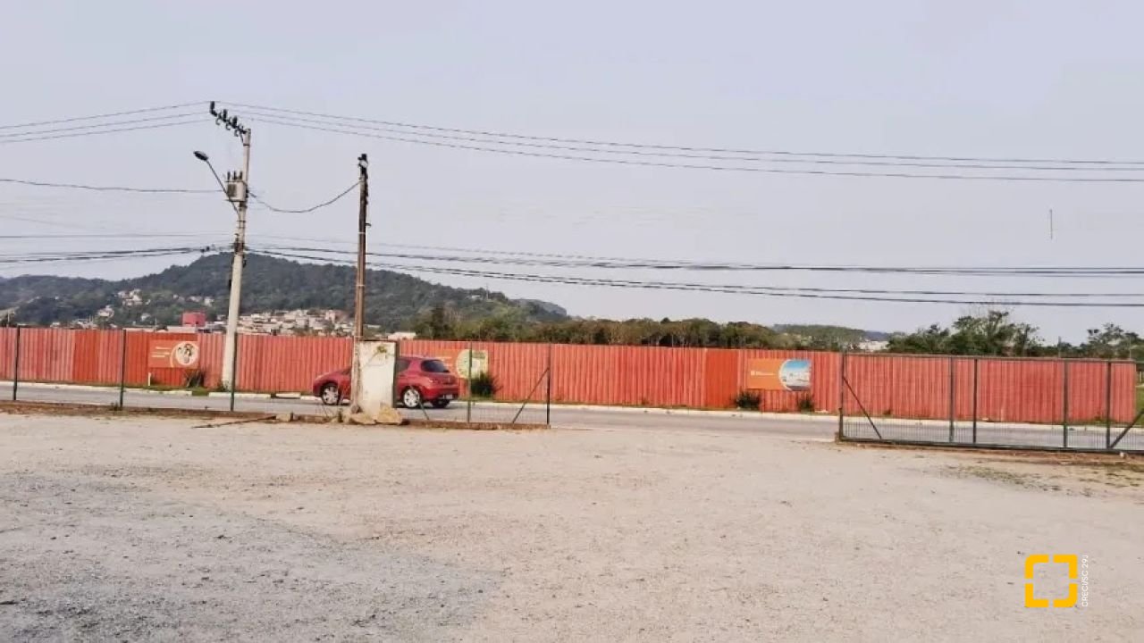 Terreno com 5275m², no bairro Forquilhas em São José