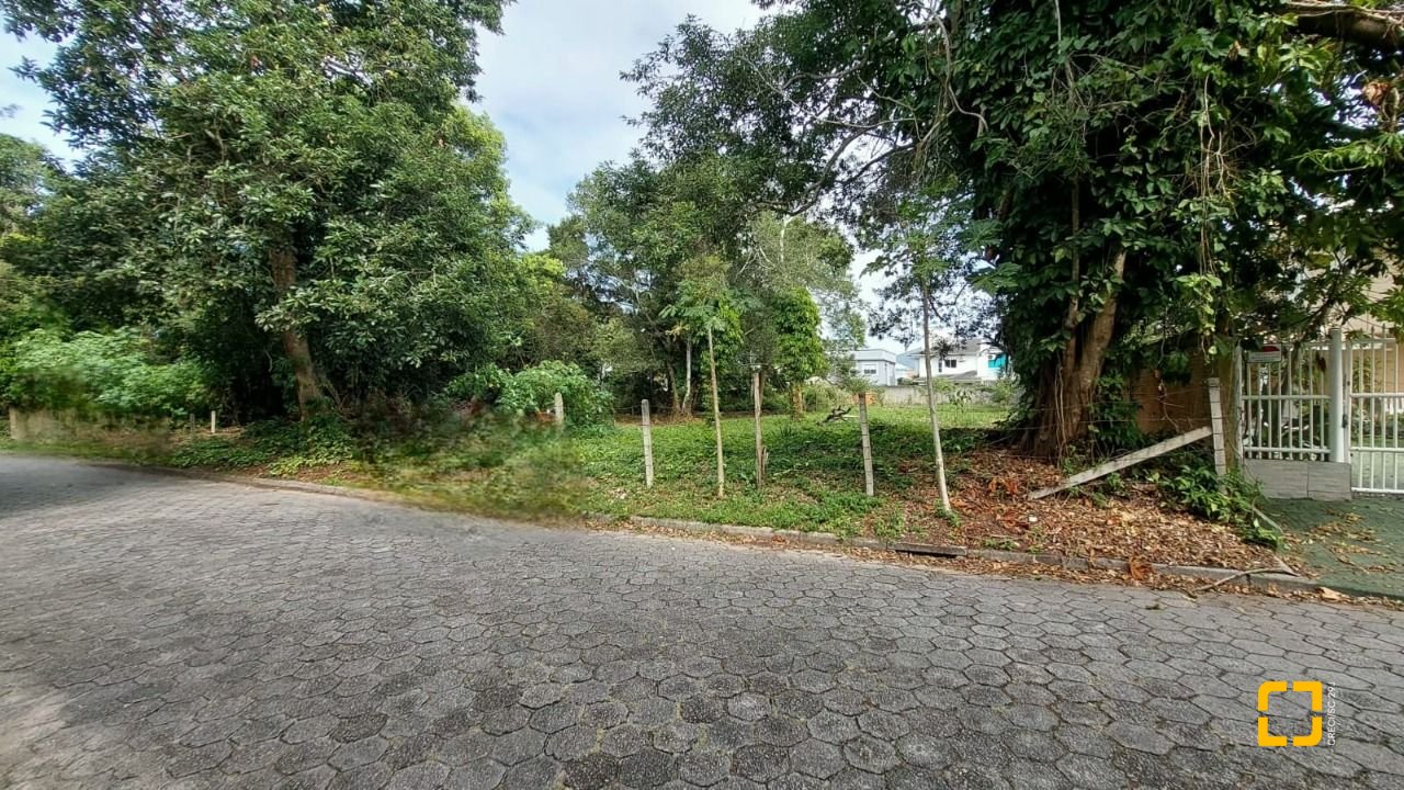 Terreno com 747m², no bairro Campeche em Florianópolis