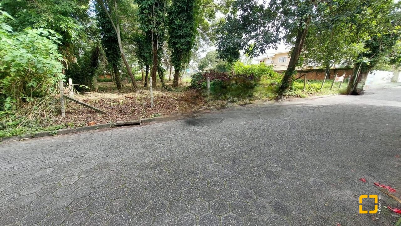 Terreno com 747m², no bairro Campeche em Florianópolis