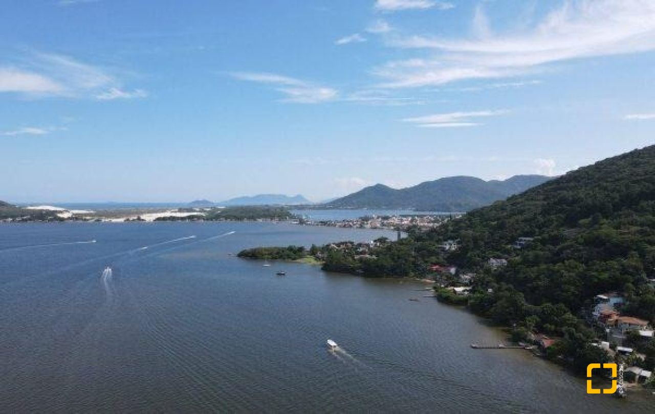 Terreno com 747m², no bairro Campeche em Florianópolis