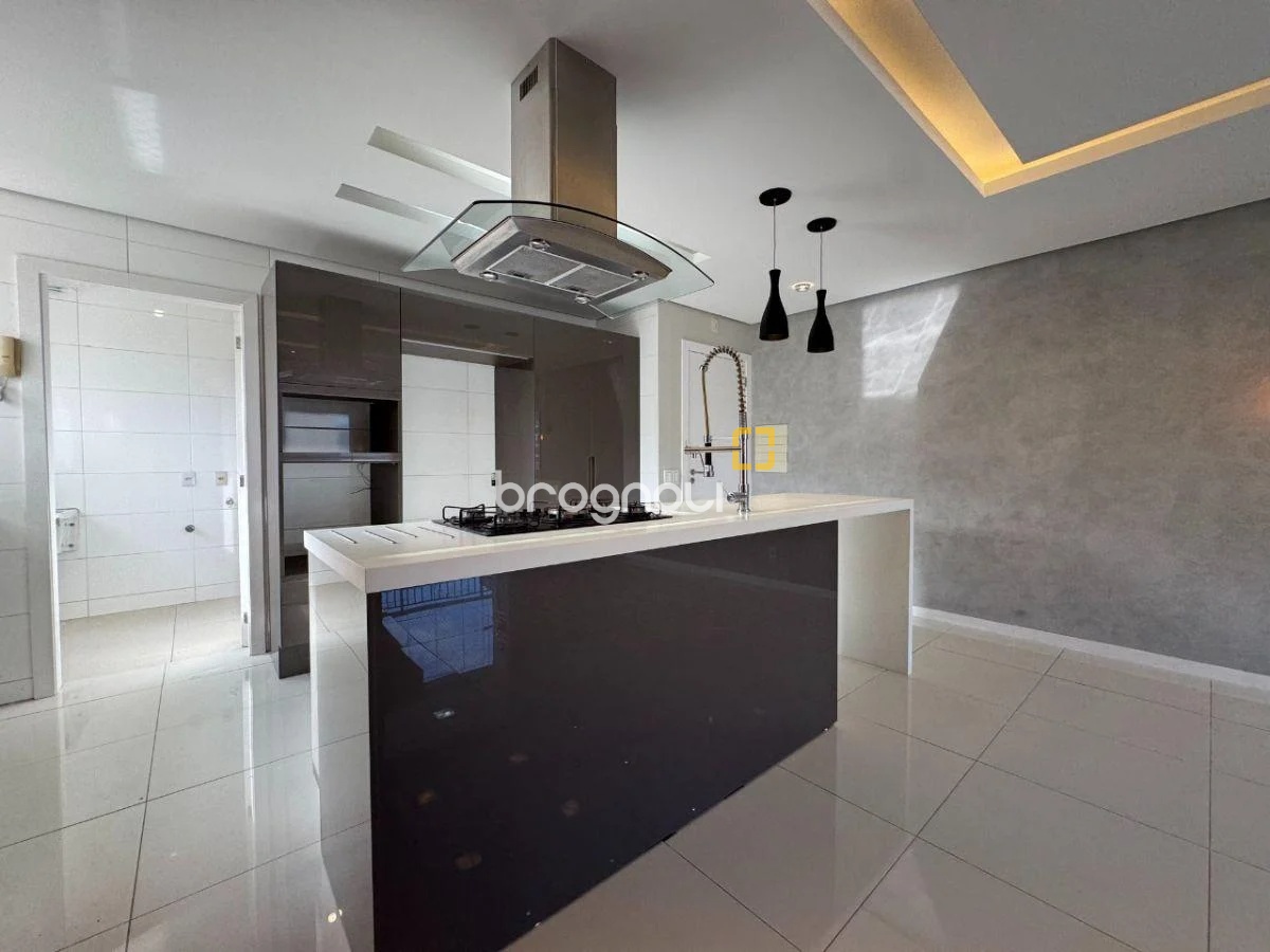 Apartamento com 81m², 2 quartos (sendo 1 suíte), 2 garagens, no bairro Itacorubi em Florianópolis