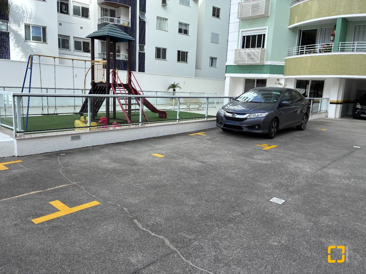 Apartamento com 71m², 2 quartos (sendo 1 suíte), 2 garagens, no bairro Itacorubi em Florianópolis