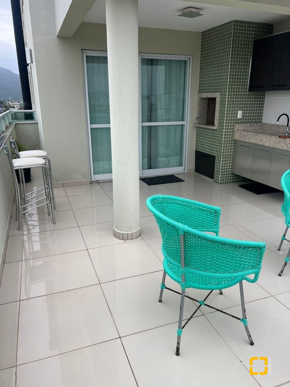 Apartamento com 120m², 3 quartos (sendo 1 suíte), 2 garagens, no bairro Centro em Palhoça