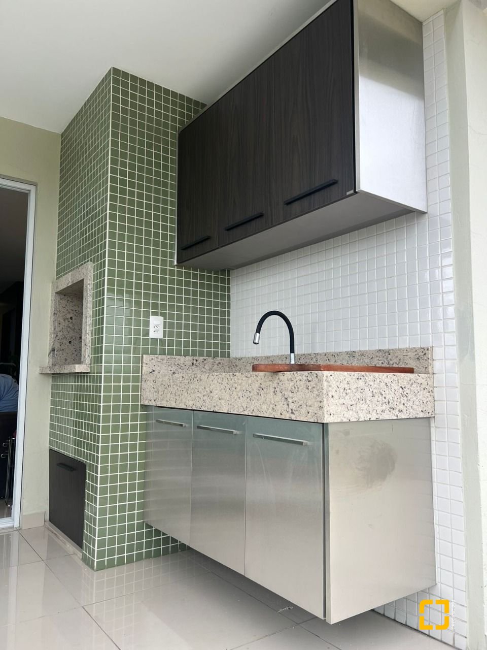 Apartamento com 120m², 3 quartos (sendo 1 suíte), 2 garagens, no bairro Centro em Palhoça