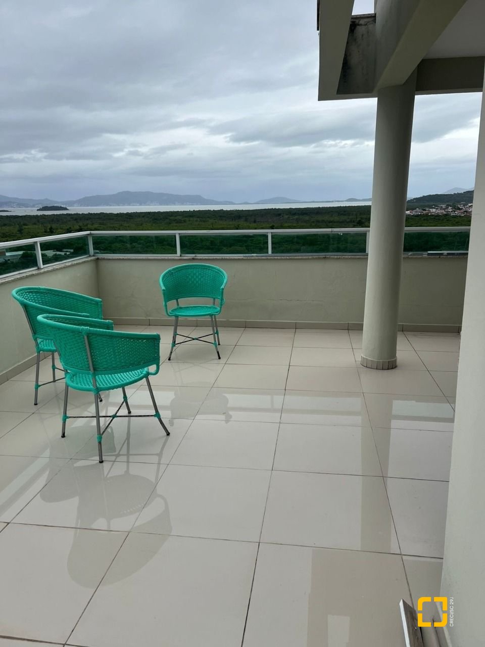 Apartamento com 120m², 3 quartos (sendo 1 suíte), 2 garagens, no bairro Centro em Palhoça