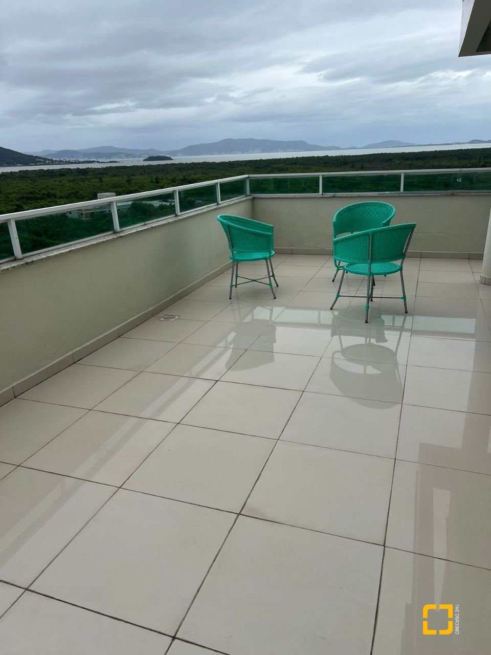 Apartamento com 120m², 3 quartos (sendo 1 suíte), 2 garagens, no bairro Centro em Palhoça