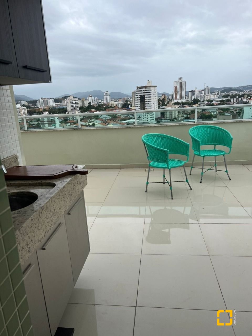Apartamento com 120m², 3 quartos (sendo 1 suíte), 2 garagens, no bairro Centro em Palhoça