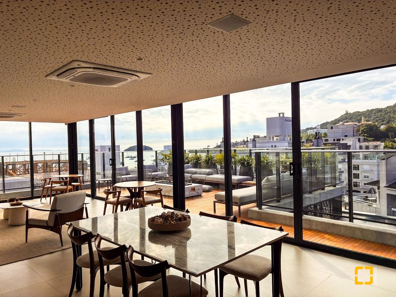 Apartamento com 119m², 3 quartos (sendo 3 suítes), 2 garagens, no bairro Jurerê em Florianópolis