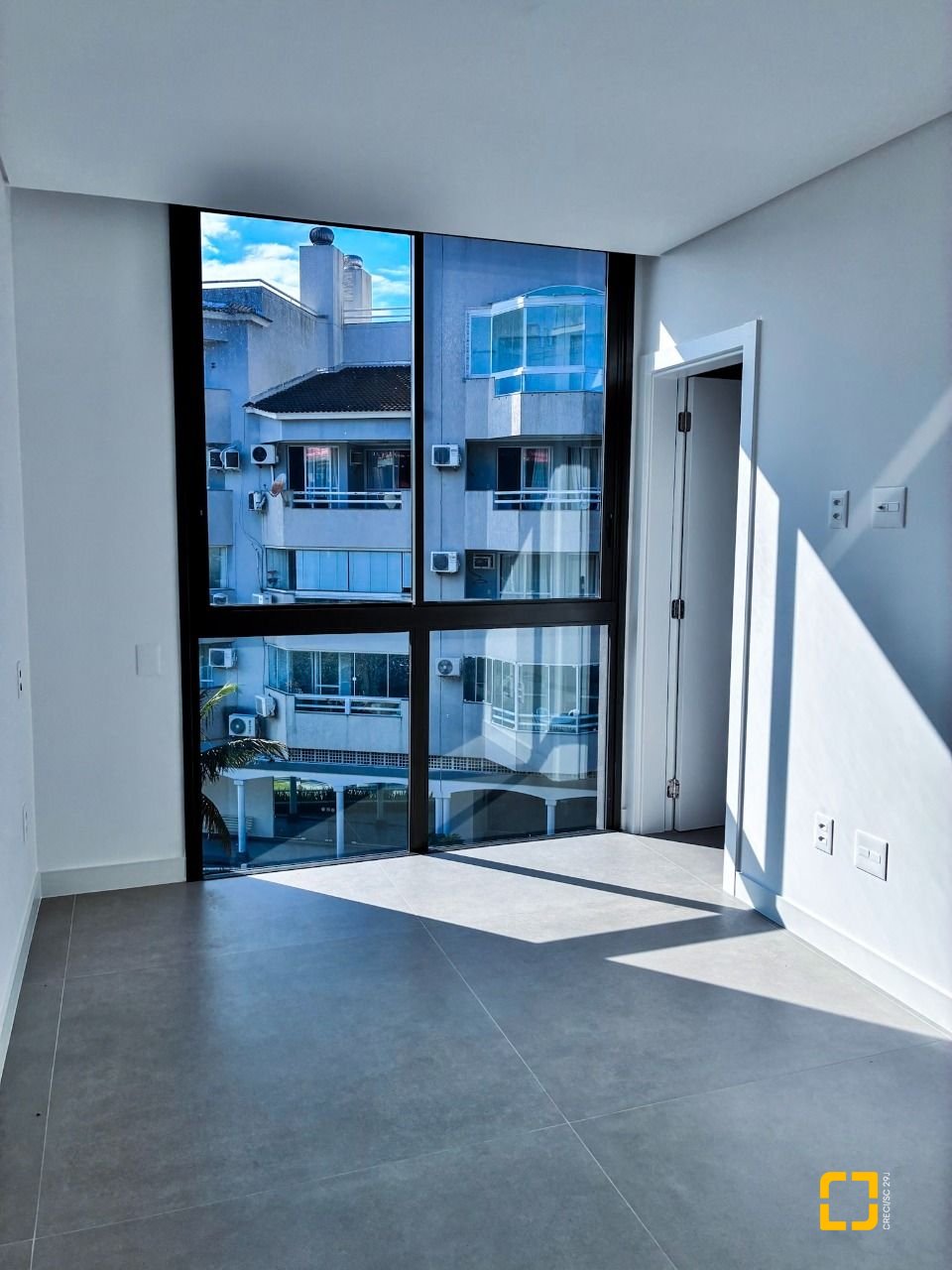 Apartamento com 119m², 3 quartos (sendo 3 suítes), 2 garagens, no bairro Jurerê em Florianópolis