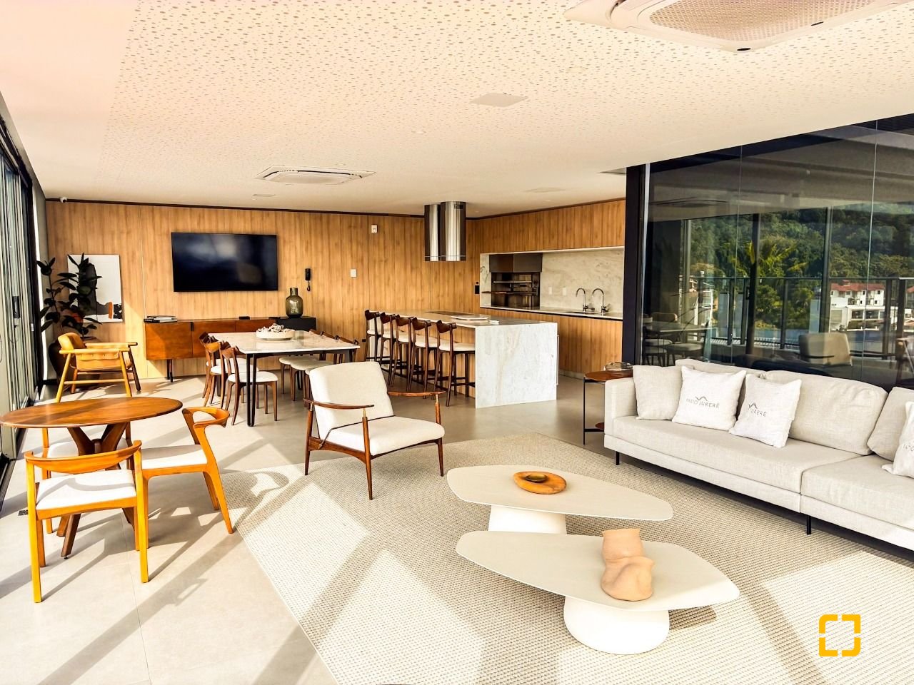 Apartamento com 119m², 3 quartos (sendo 3 suítes), 2 garagens, no bairro Jurerê em Florianópolis