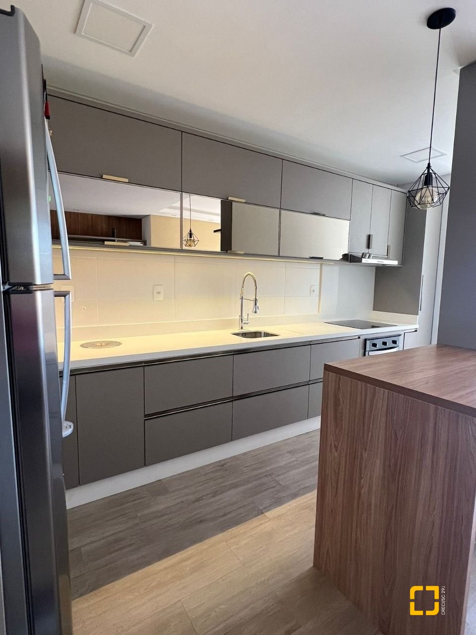 Apartamento com 101m², 2 quartos (sendo 2 suítes), 2 garagens, no bairro Centro em Florianópolis