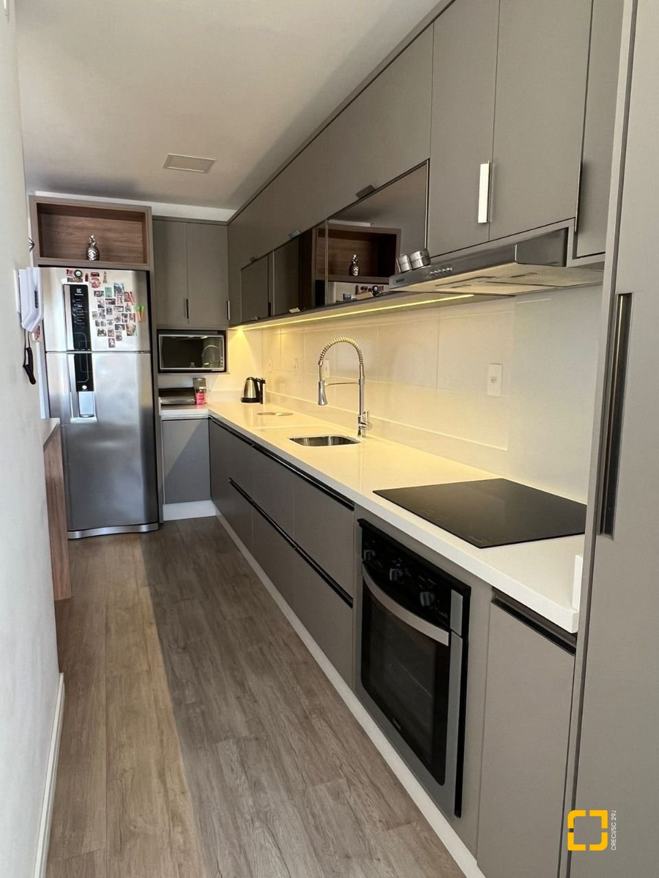 Apartamento com 101m², 2 quartos (sendo 2 suítes), 2 garagens, no bairro Centro em Florianópolis