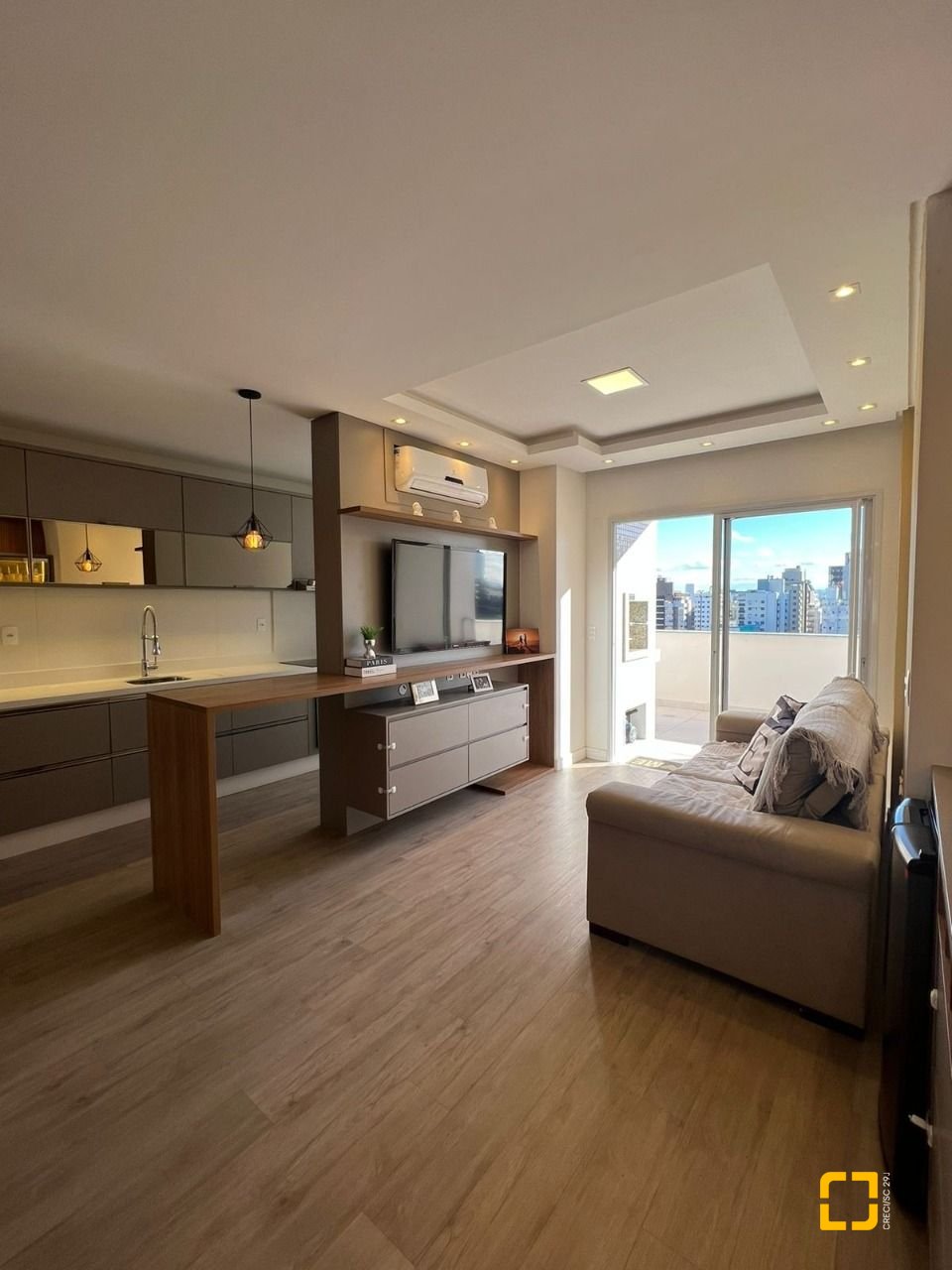 Apartamento com 101m², 2 quartos (sendo 2 suítes), 2 garagens, no bairro Centro em Florianópolis