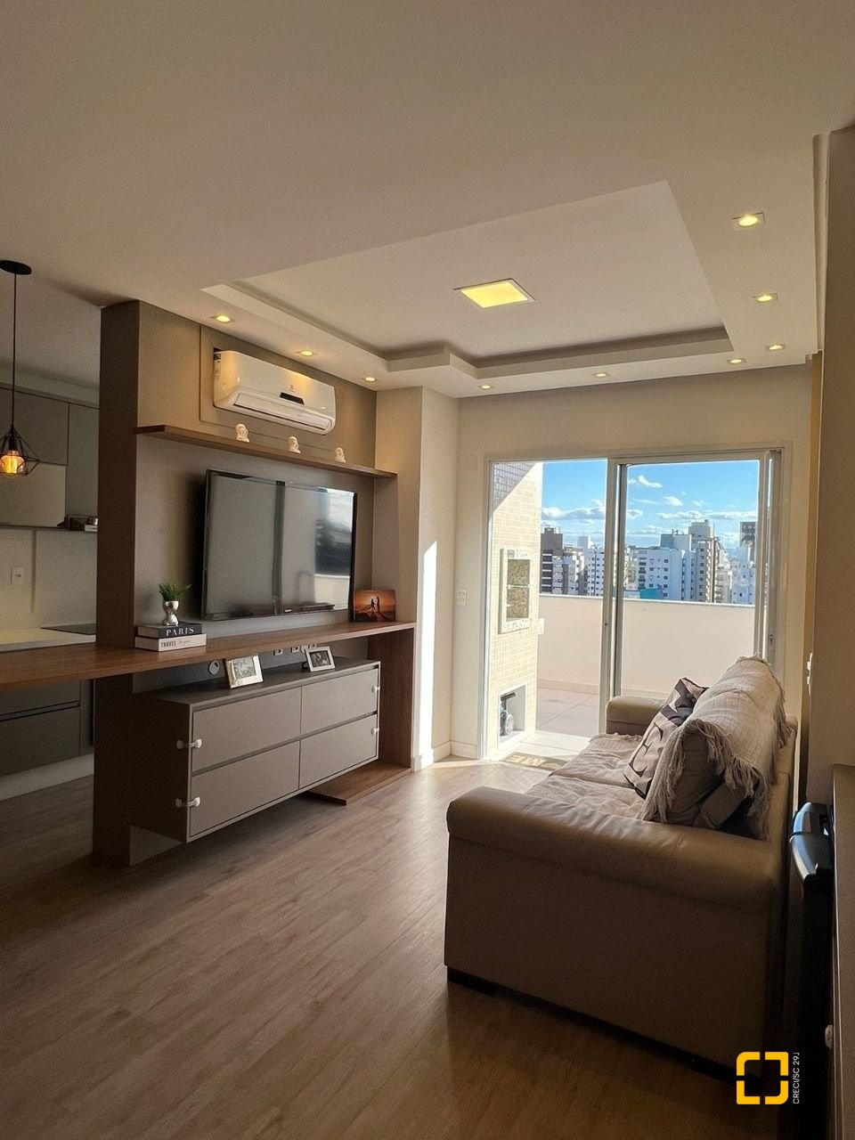 Apartamento com 101m², 2 quartos (sendo 2 suítes), 2 garagens, no bairro Centro em Florianópolis