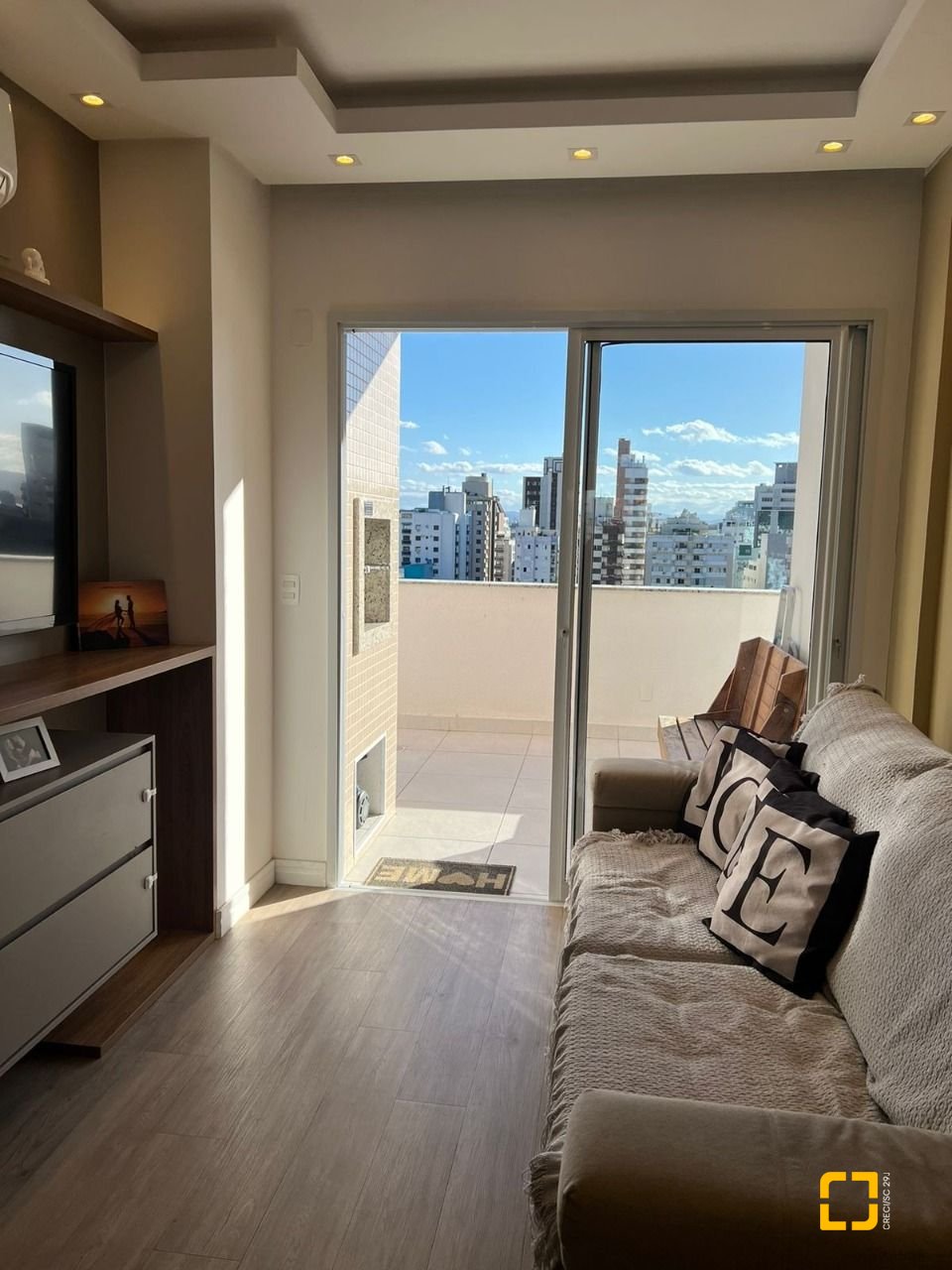 Apartamento com 101m², 2 quartos (sendo 2 suítes), 2 garagens, no bairro Centro em Florianópolis