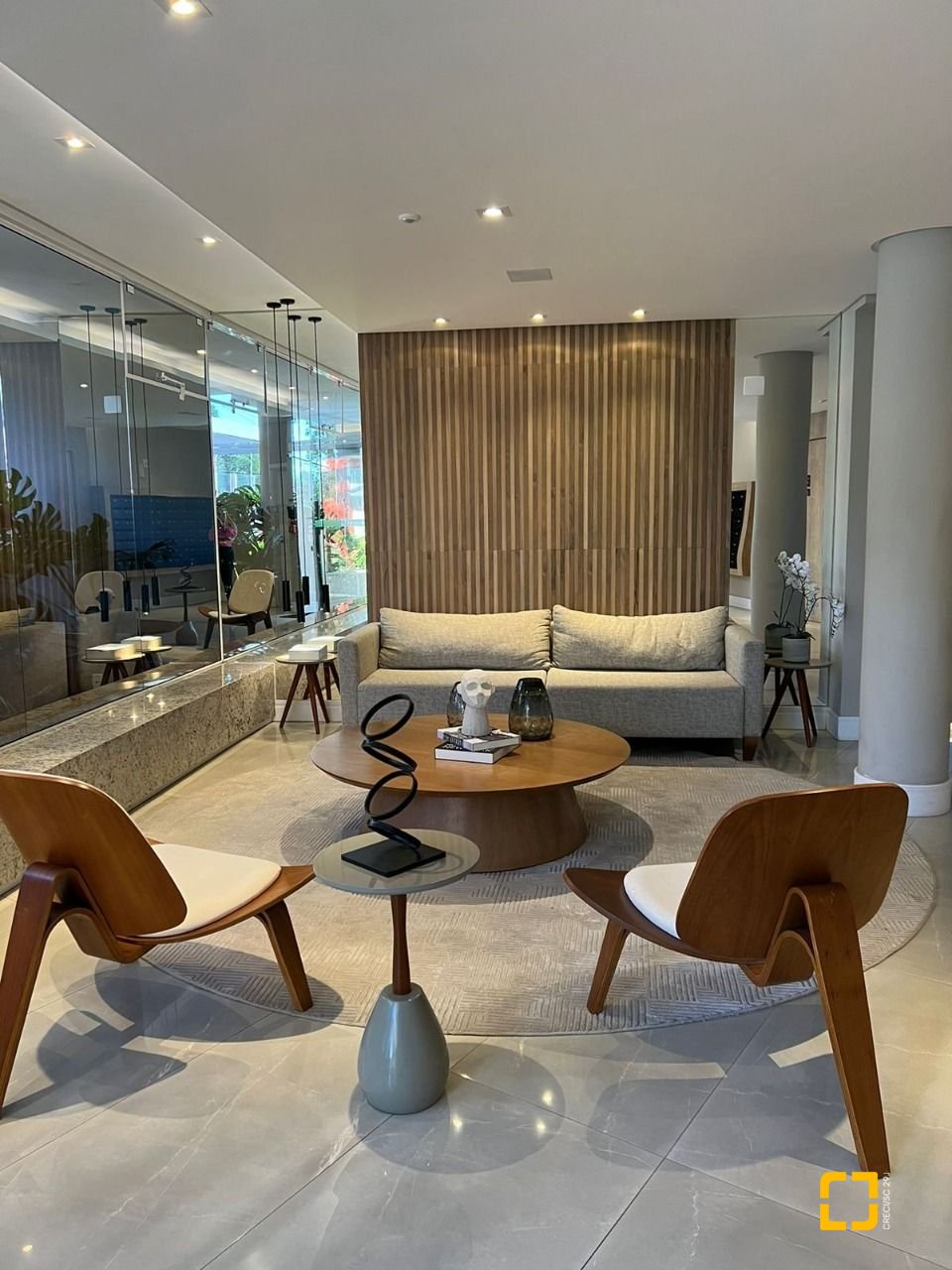 Apartamento com 101m², 2 quartos (sendo 2 suítes), 2 garagens, no bairro Centro em Florianópolis