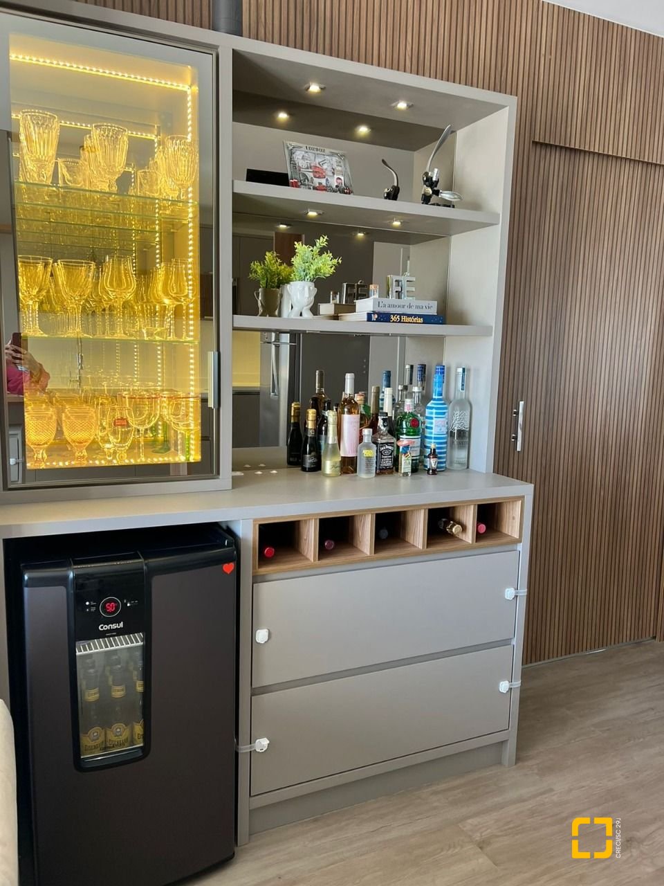 Apartamento com 101m², 2 quartos (sendo 2 suítes), 2 garagens, no bairro Centro em Florianópolis