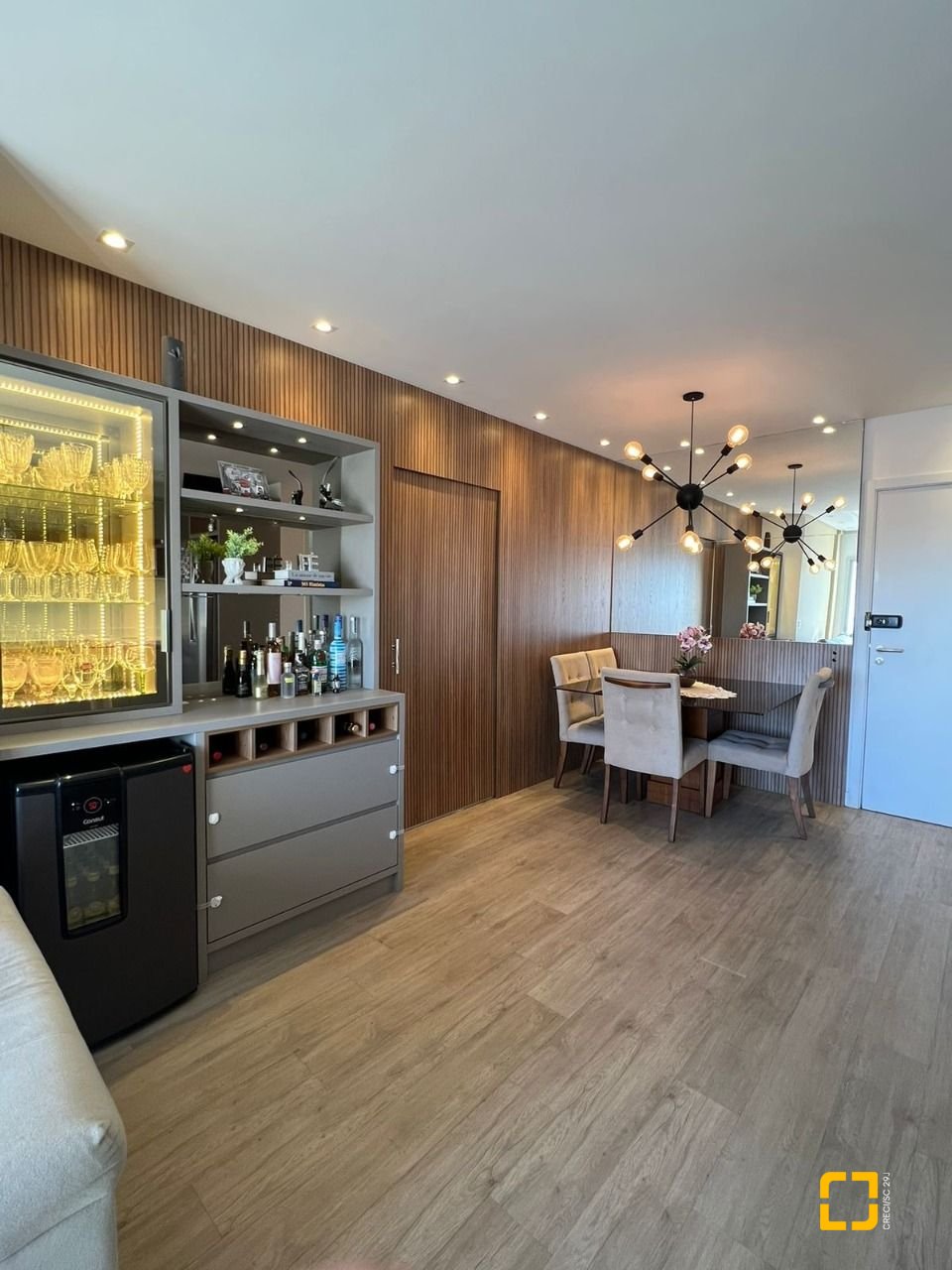 Apartamento com 101m², 2 quartos (sendo 2 suítes), 2 garagens, no bairro Centro em Florianópolis