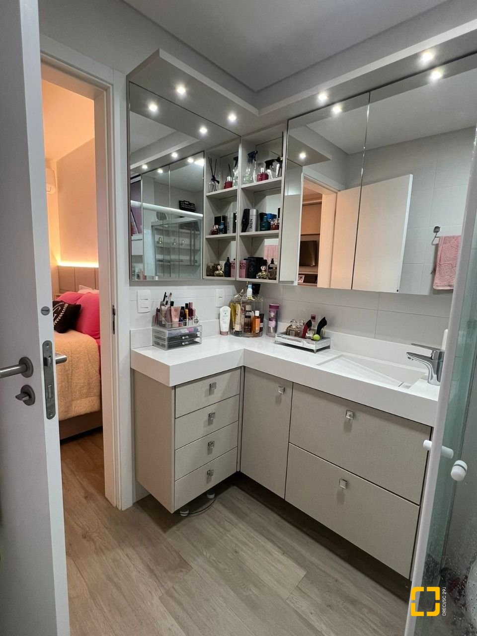 Apartamento com 101m², 2 quartos (sendo 2 suítes), 2 garagens, no bairro Centro em Florianópolis