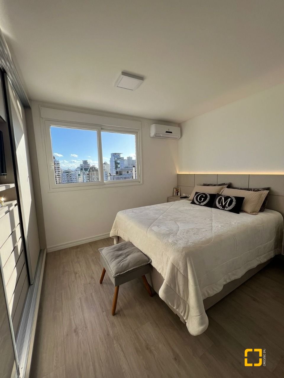 Apartamento com 101m², 2 quartos (sendo 2 suítes), 2 garagens, no bairro Centro em Florianópolis