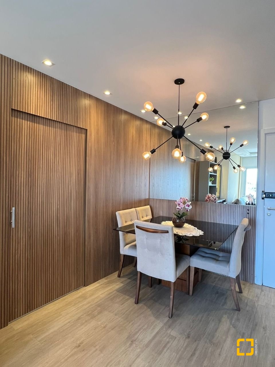 Apartamento com 101m², 2 quartos (sendo 2 suítes), 2 garagens, no bairro Centro em Florianópolis