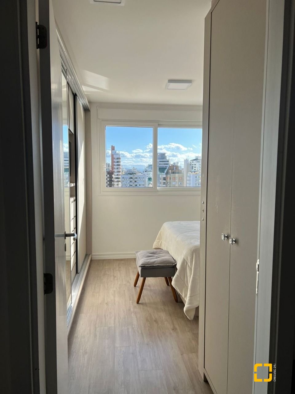 Apartamento com 101m², 2 quartos (sendo 2 suítes), 2 garagens, no bairro Centro em Florianópolis