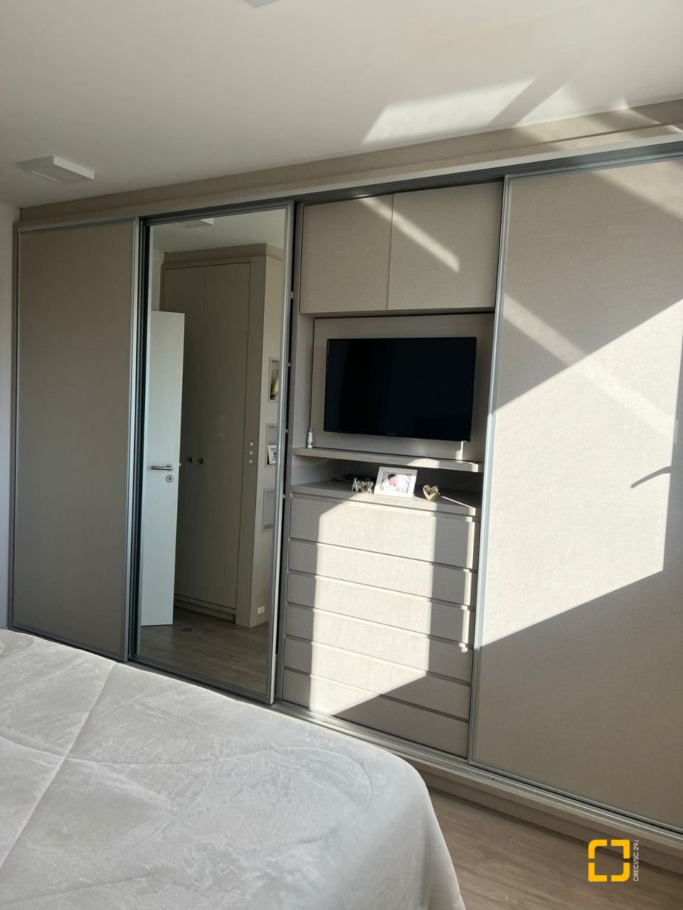 Apartamento com 101m², 2 quartos (sendo 2 suítes), 2 garagens, no bairro Centro em Florianópolis