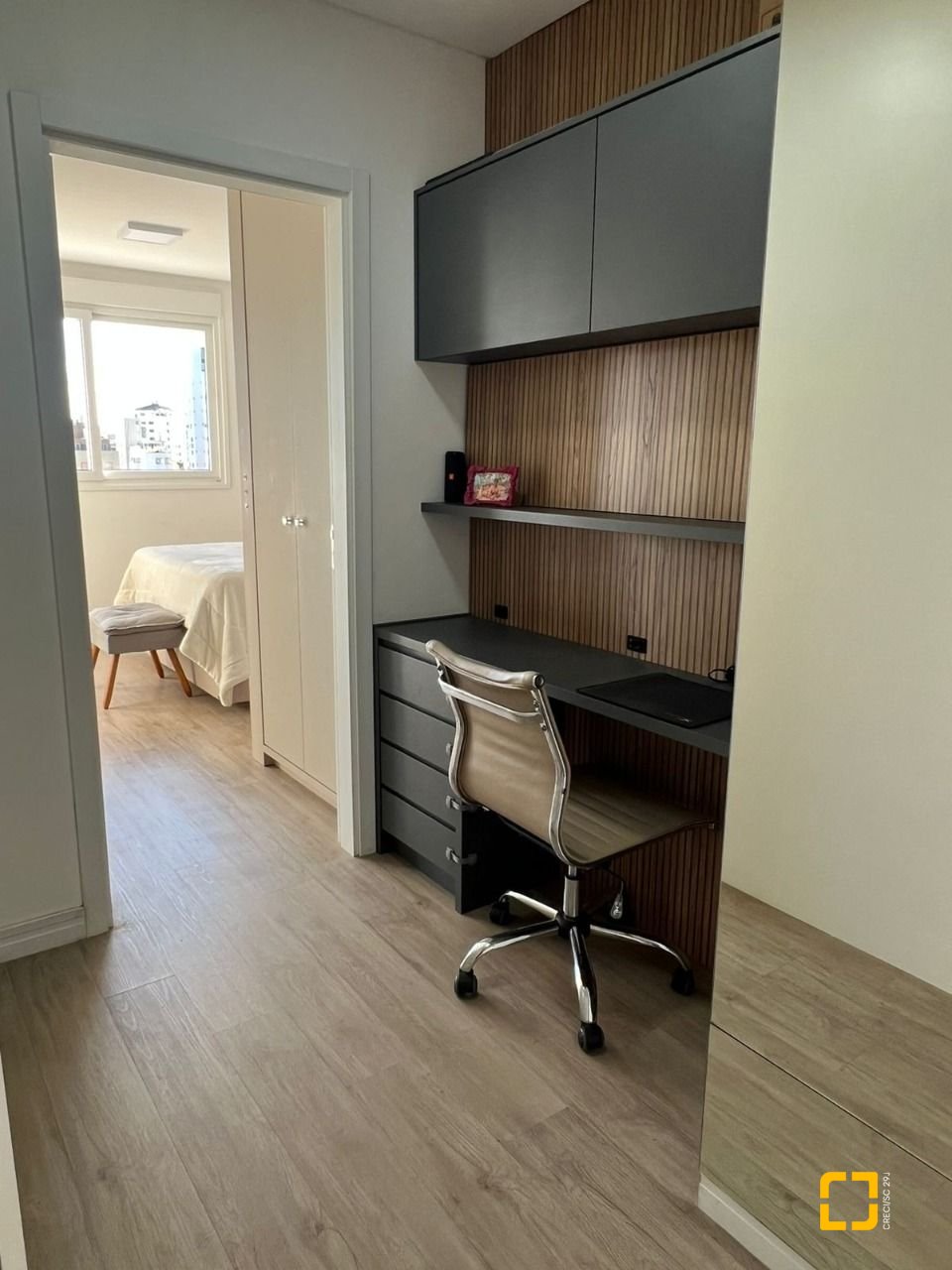Apartamento com 101m², 2 quartos (sendo 2 suítes), 2 garagens, no bairro Centro em Florianópolis