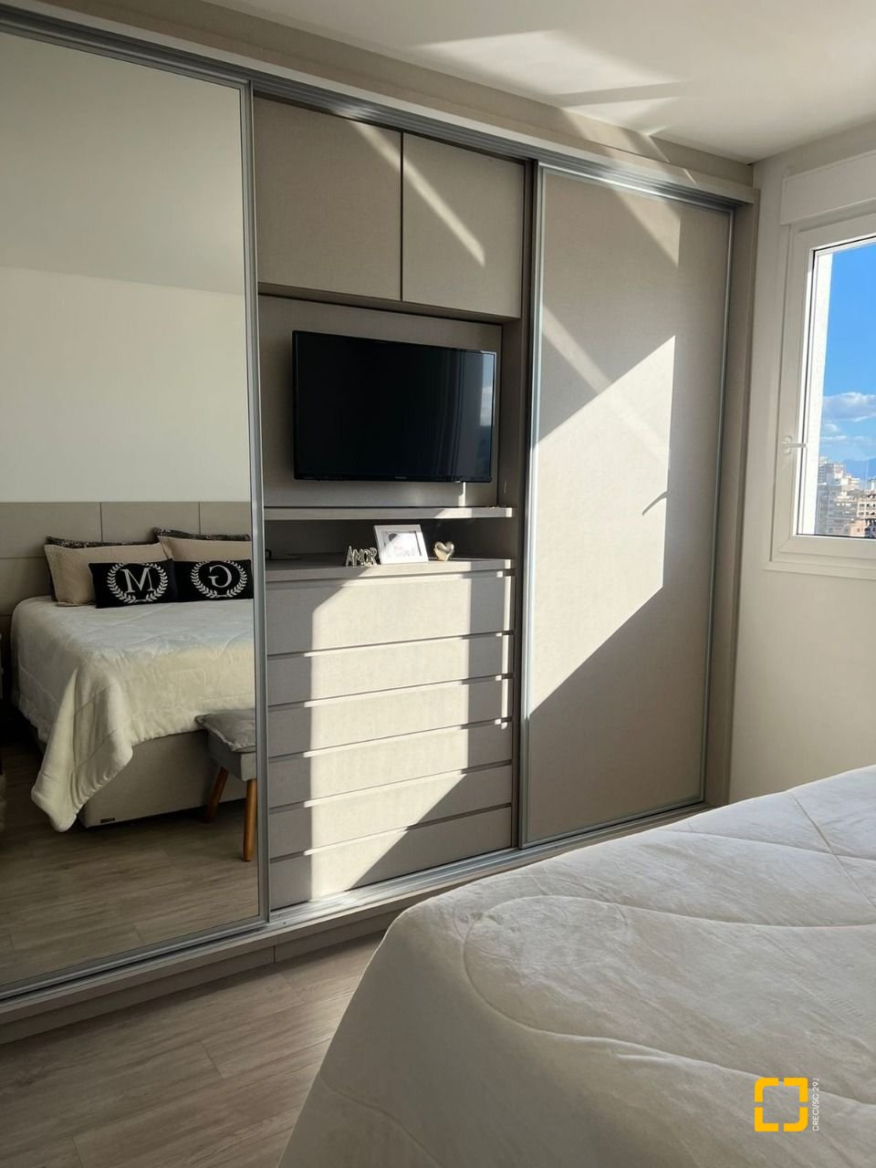 Apartamento com 101m², 2 quartos (sendo 2 suítes), 2 garagens, no bairro Centro em Florianópolis