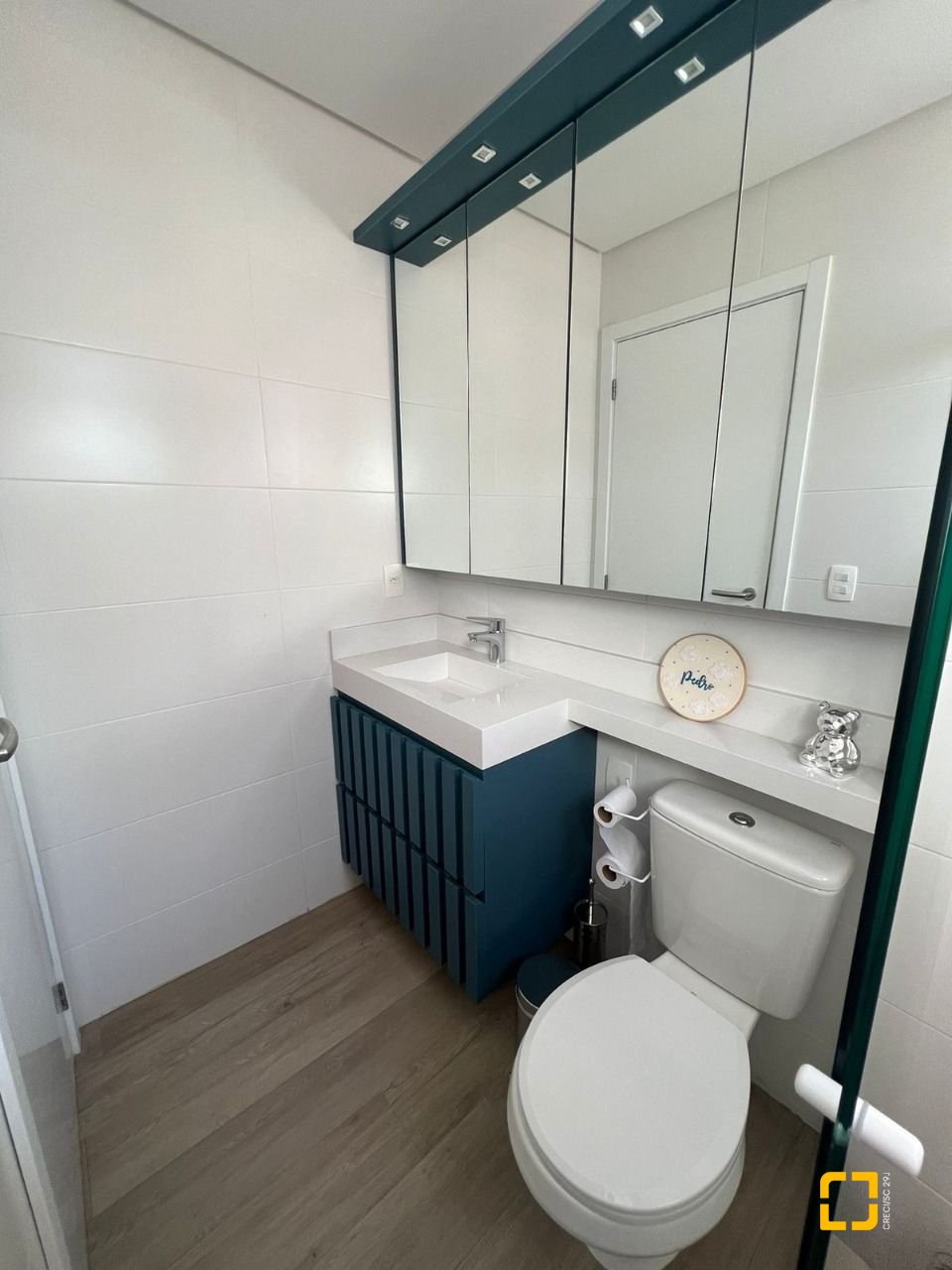 Apartamento com 101m², 2 quartos (sendo 2 suítes), 2 garagens, no bairro Centro em Florianópolis