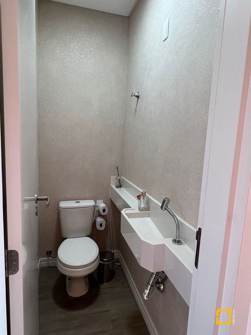 Apartamento com 101m², 2 quartos (sendo 2 suítes), 2 garagens, no bairro Centro em Florianópolis