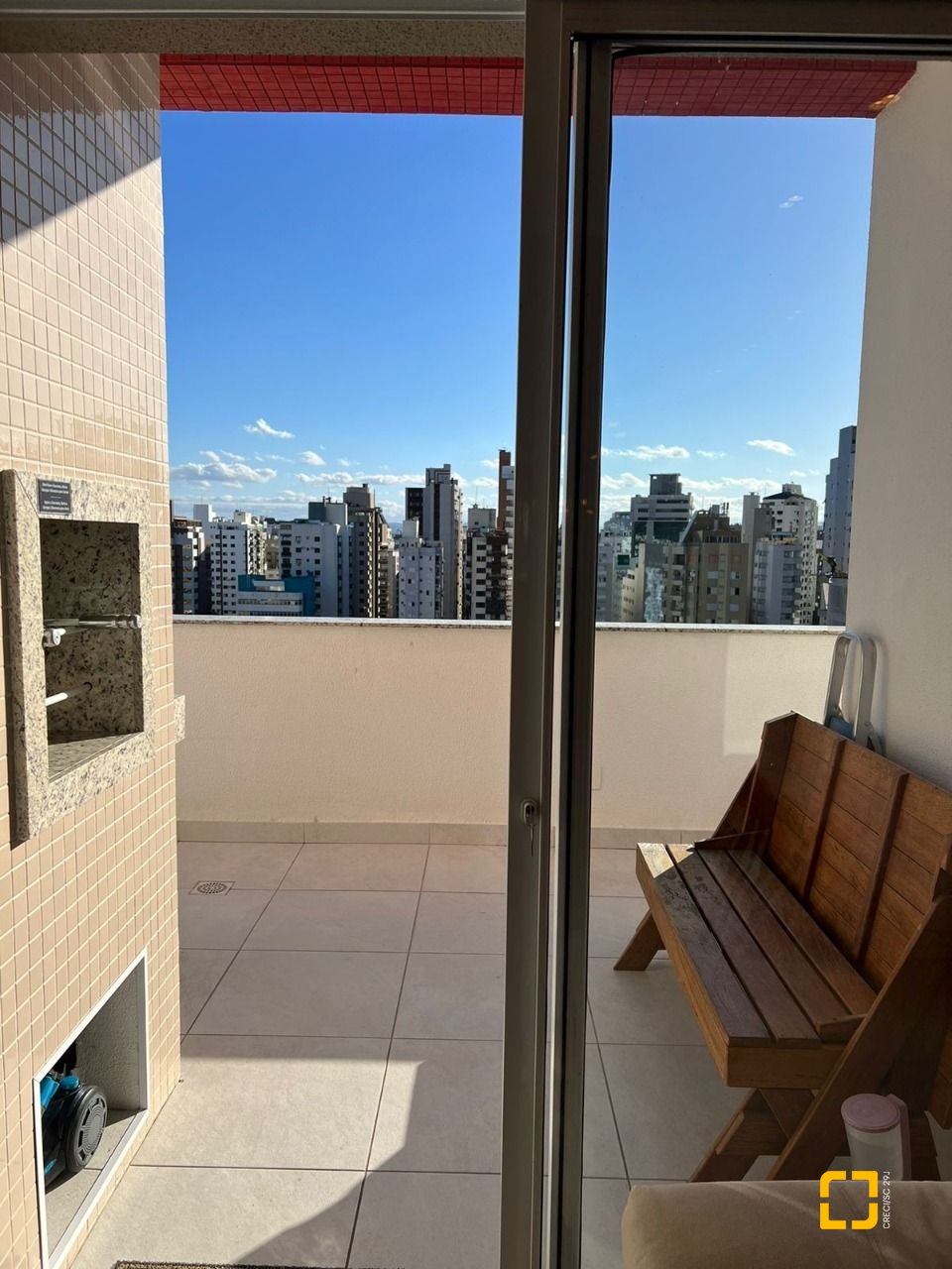Apartamento com 101m², 2 quartos (sendo 2 suítes), 2 garagens, no bairro Centro em Florianópolis