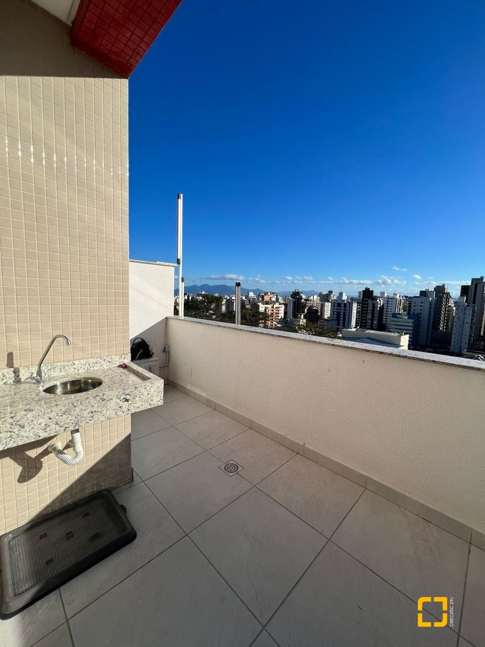 Apartamento com 101m², 2 quartos (sendo 2 suítes), 2 garagens, no bairro Centro em Florianópolis