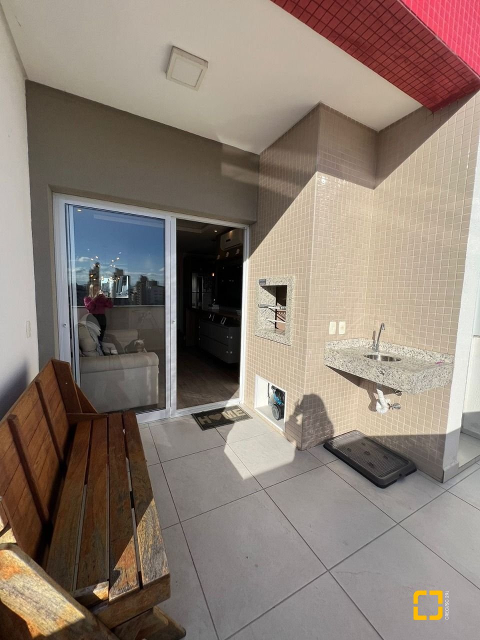 Apartamento com 101m², 2 quartos (sendo 2 suítes), 2 garagens, no bairro Centro em Florianópolis