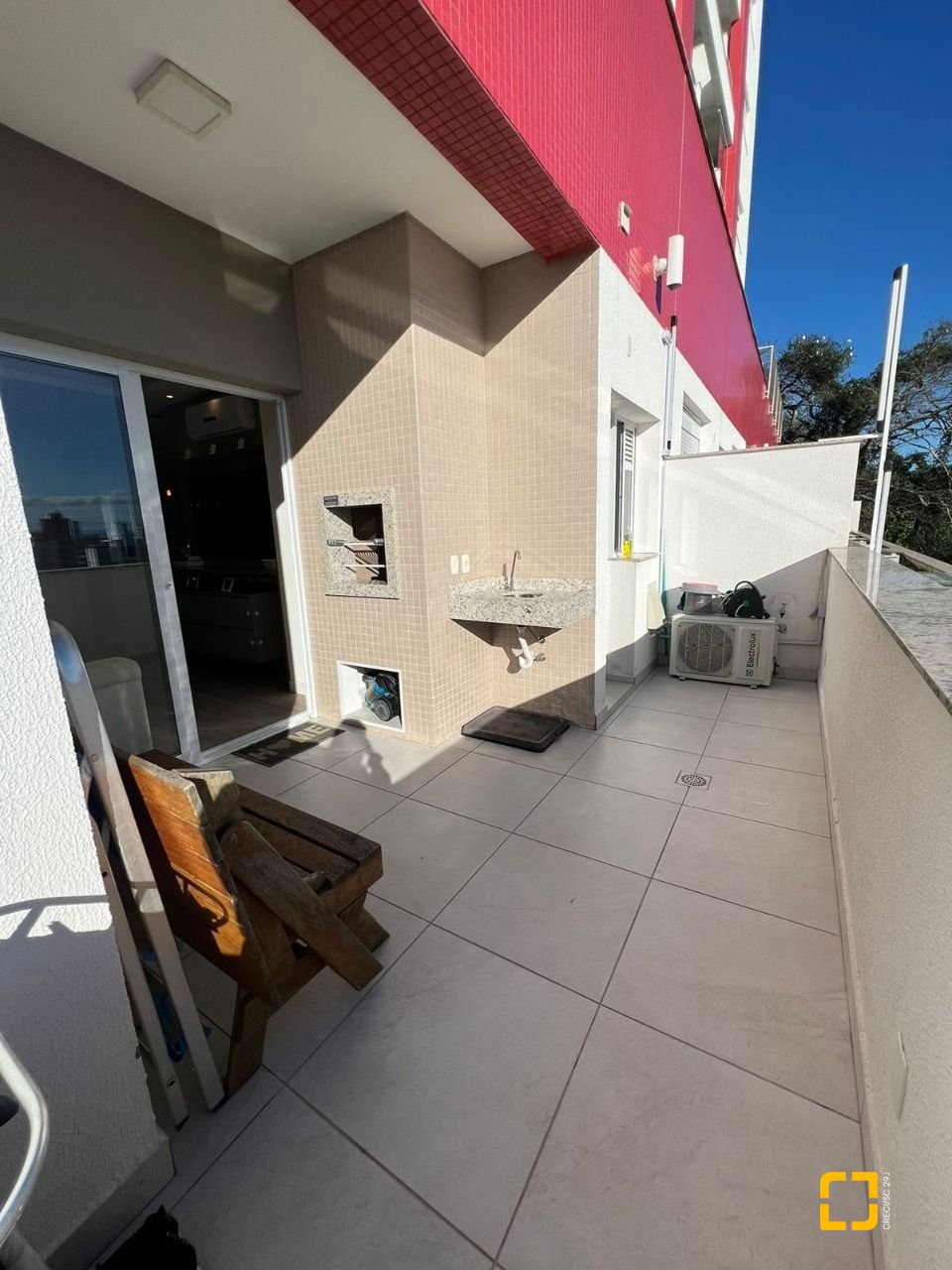 Apartamento com 101m², 2 quartos (sendo 2 suítes), 2 garagens, no bairro Centro em Florianópolis