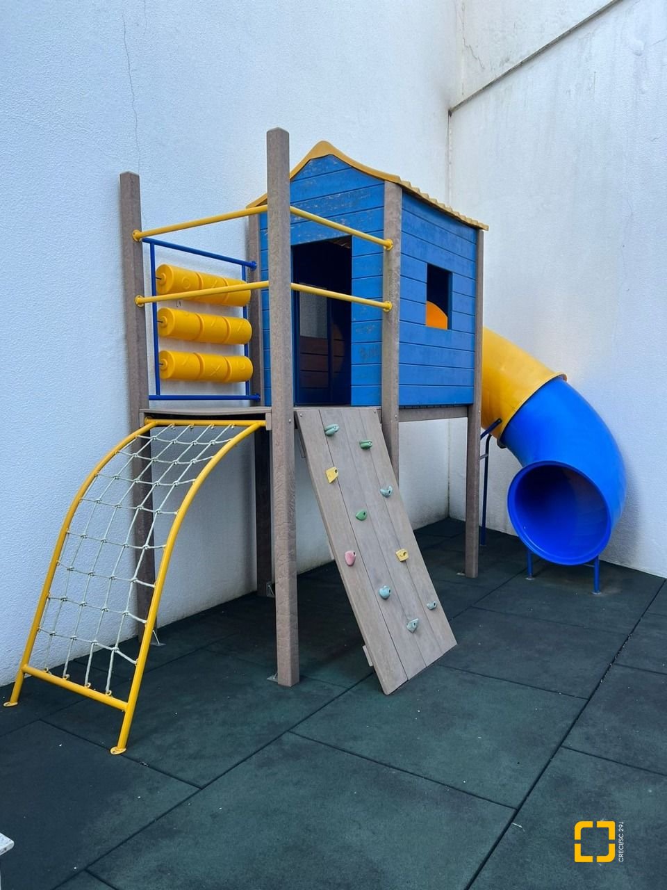 Apartamento com 101m², 2 quartos (sendo 2 suítes), 2 garagens, no bairro Centro em Florianópolis
