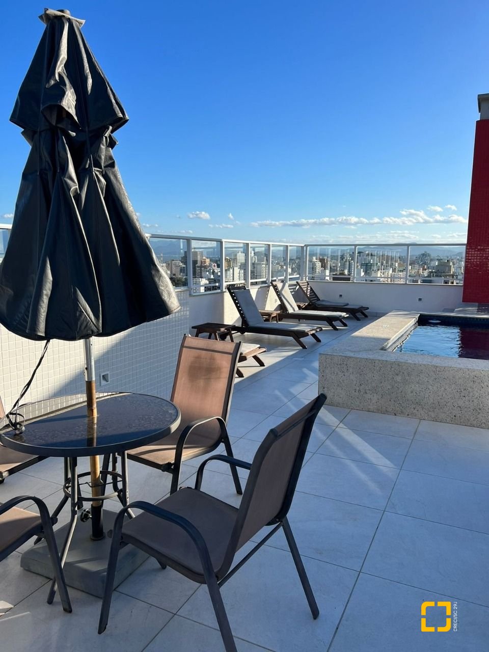 Apartamento com 101m², 2 quartos (sendo 2 suítes), 2 garagens, no bairro Centro em Florianópolis