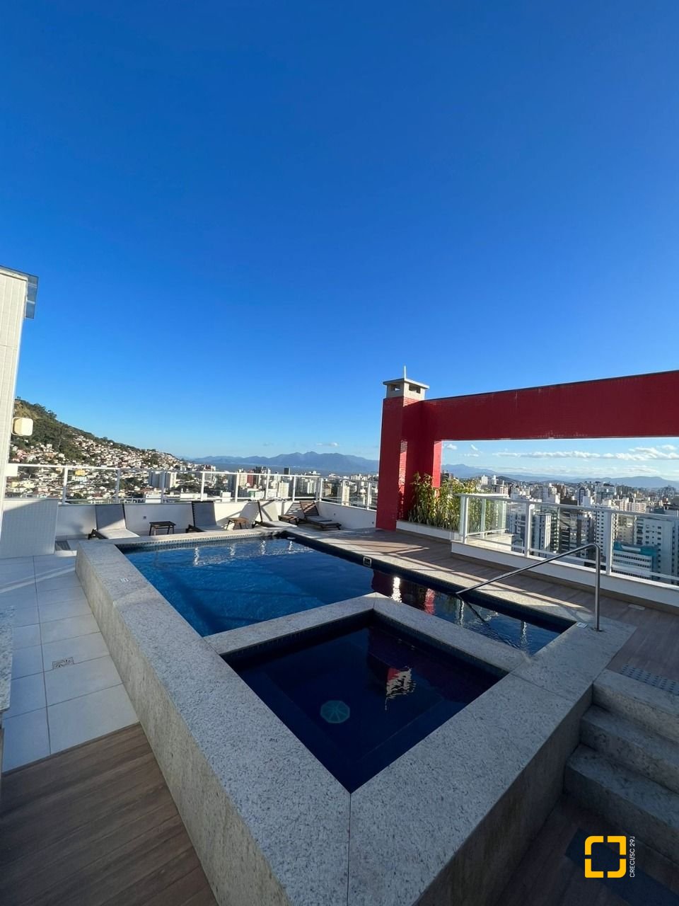 Apartamento com 101m², 2 quartos (sendo 2 suítes), 2 garagens, no bairro Centro em Florianópolis