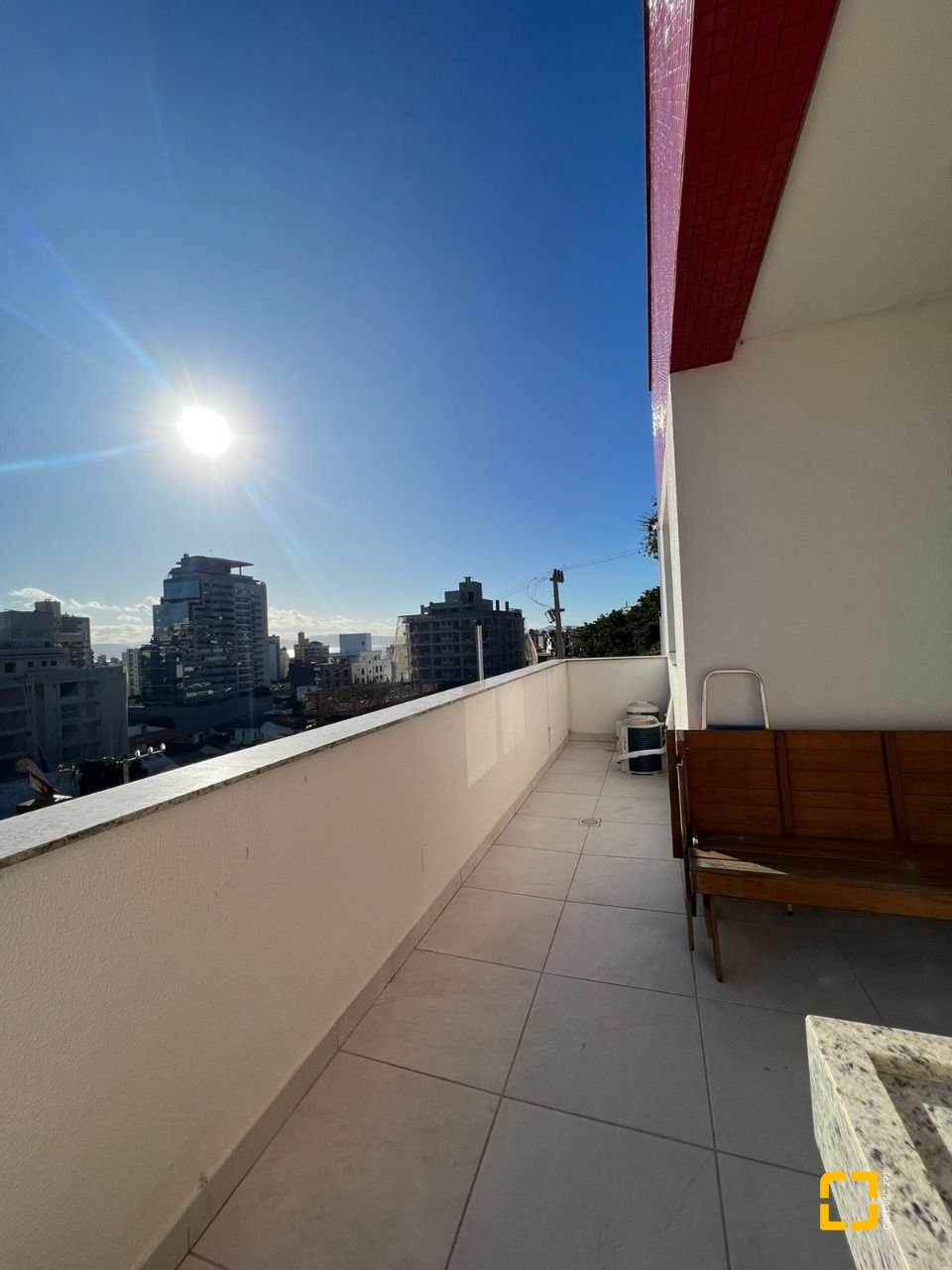 Apartamento com 101m², 2 quartos (sendo 2 suítes), 2 garagens, no bairro Centro em Florianópolis