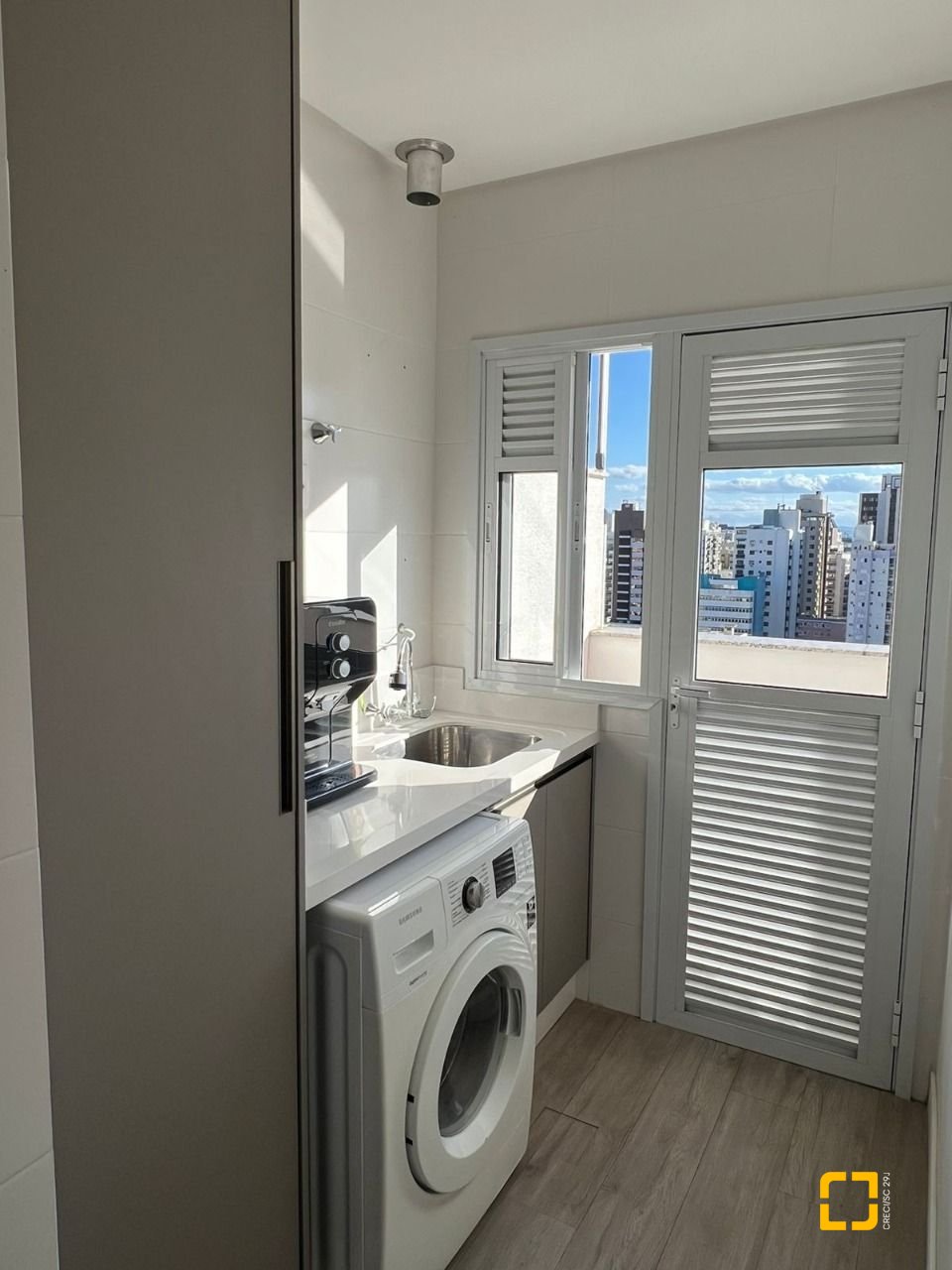 Apartamento com 101m², 2 quartos (sendo 2 suítes), 2 garagens, no bairro Centro em Florianópolis